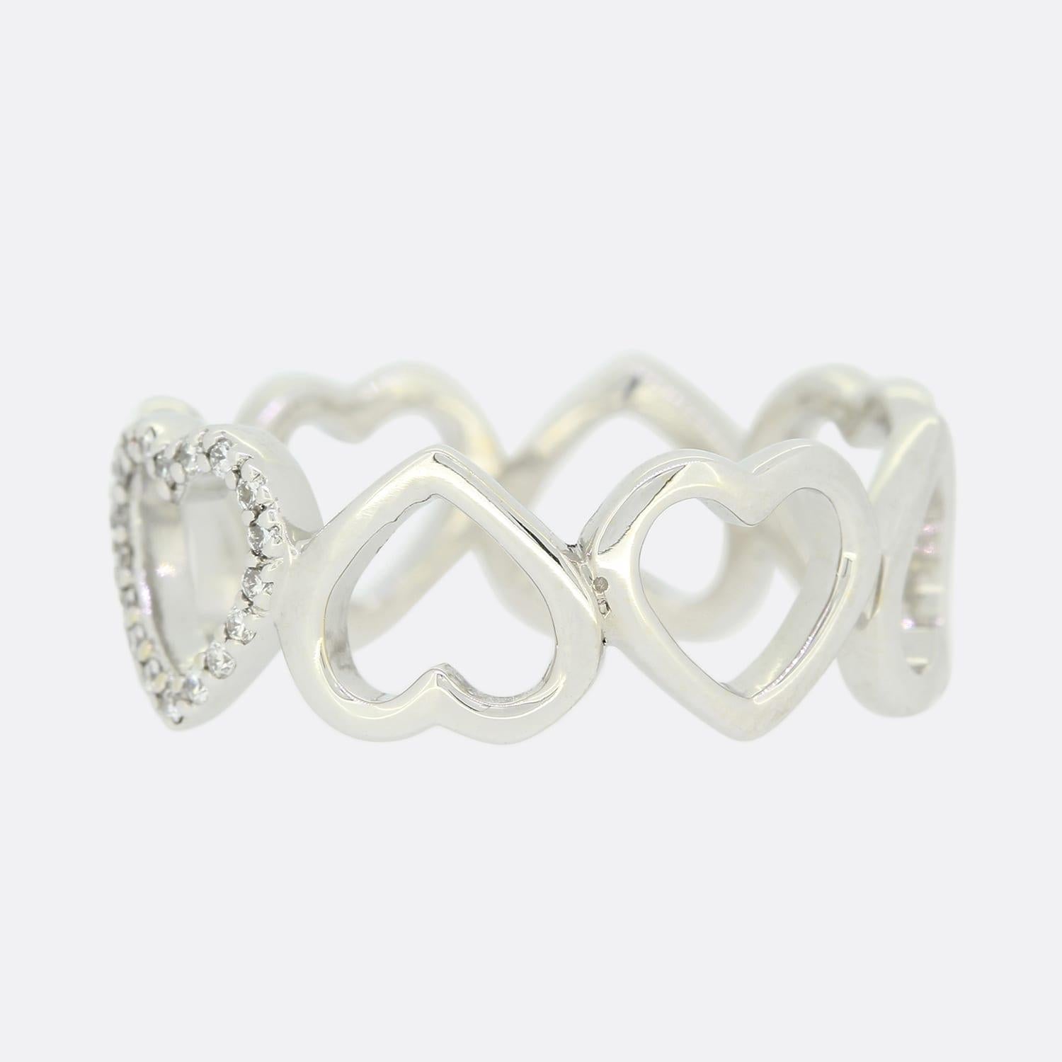 Dies ist ein Diamantring aus 18 Karat Weißgold des Luxusschmuckherstellers Tiffany & Co. Der Ring besteht aus 8 offenen Herzen, von denen eines mit 18 runden Diamanten im Brillantschliff besetzt ist.

Zustand: Gebraucht (Sehr gut)
Gewicht: 3.8