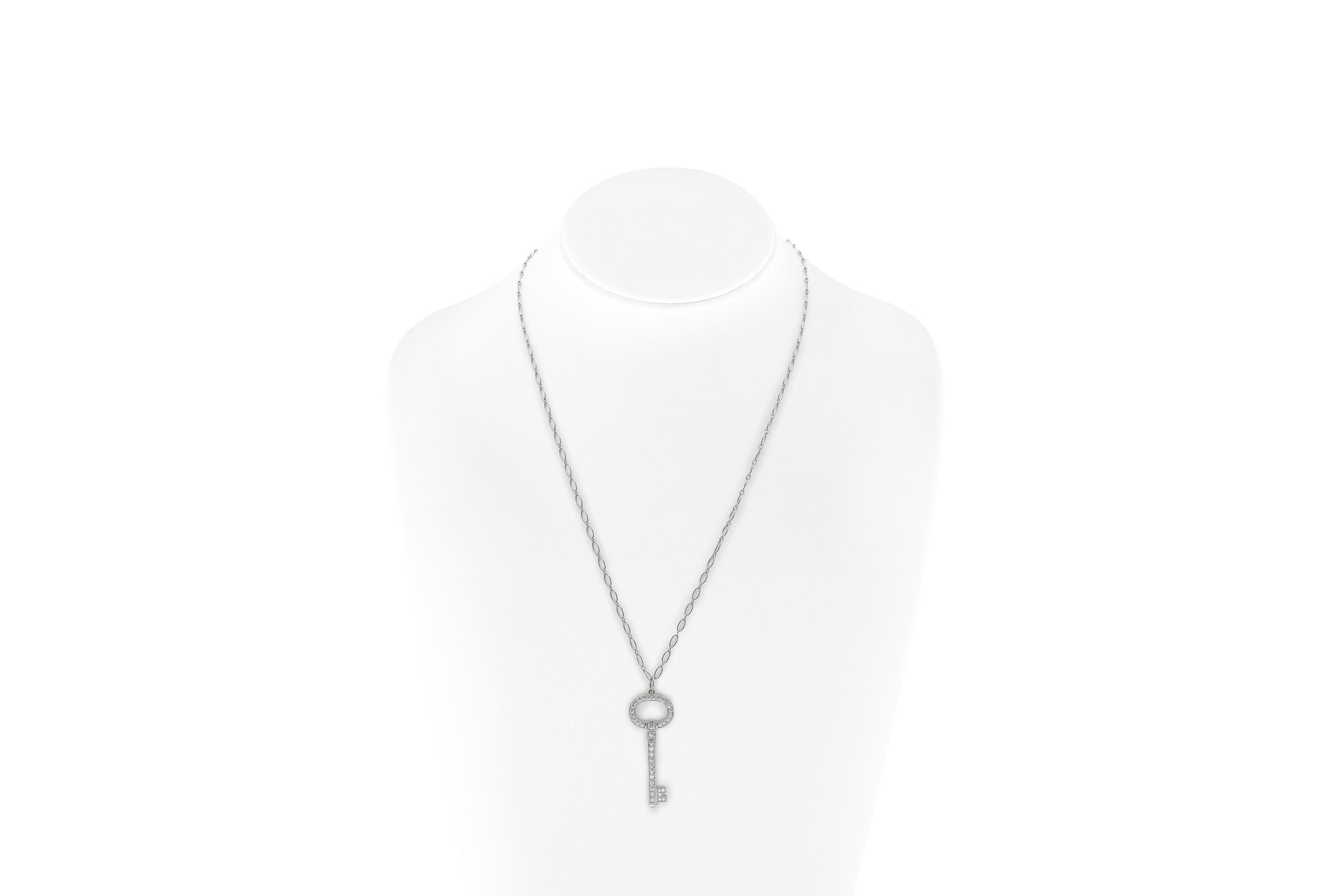 Finemente realizzato in platino con diamanti rotondi taglio Brilliante su tutta la chiave.
Viene fornito con la sua catena originale.
Firmato da Tiffany & Co. 
Catena da 24 1/2 pollici
Ciondolo 1 3/4 x 5/8 di pollice