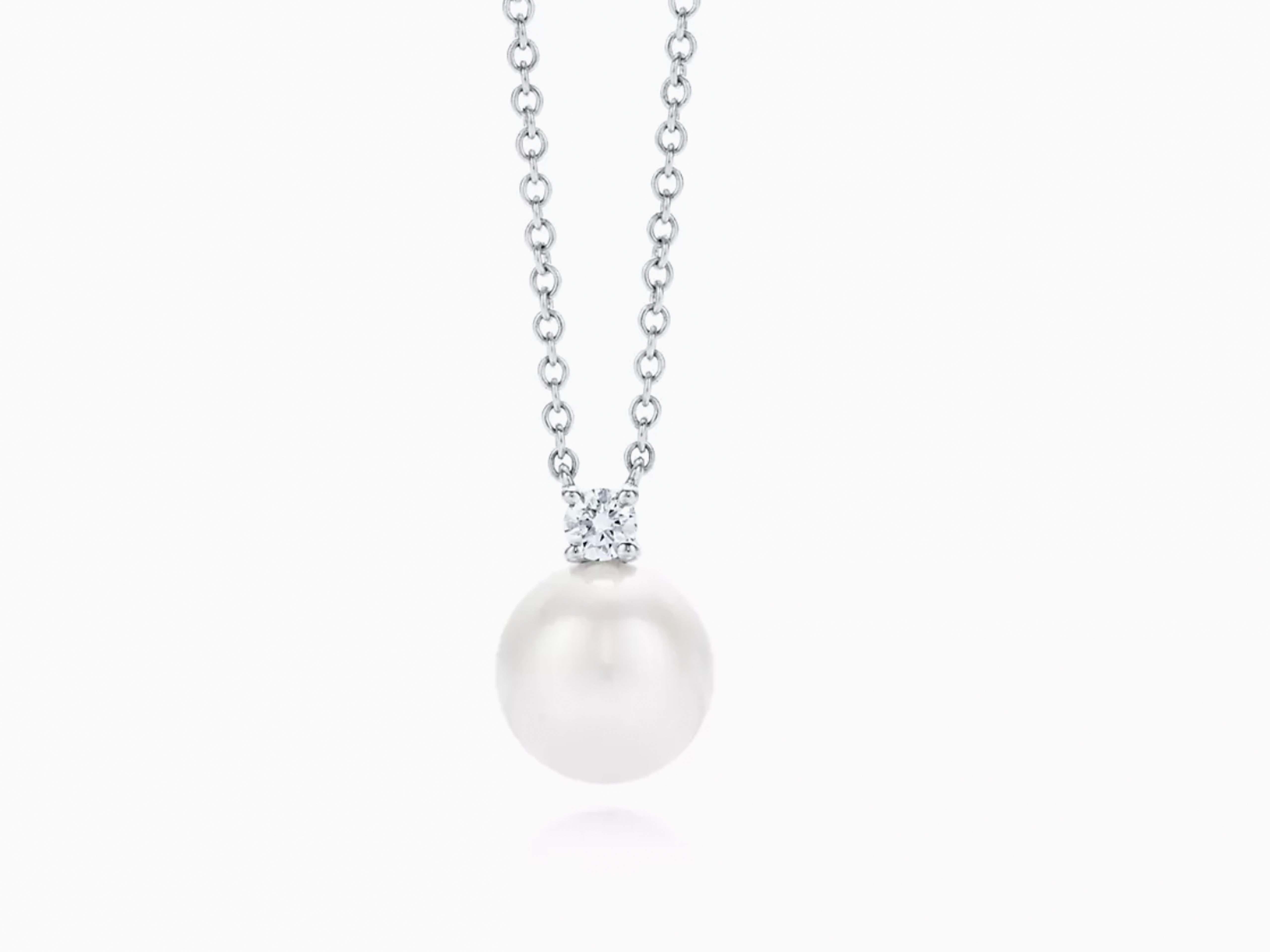 Pendant in 18k white gold with an Akoya cultured pearl and a round brilliant diamond. On a 16
