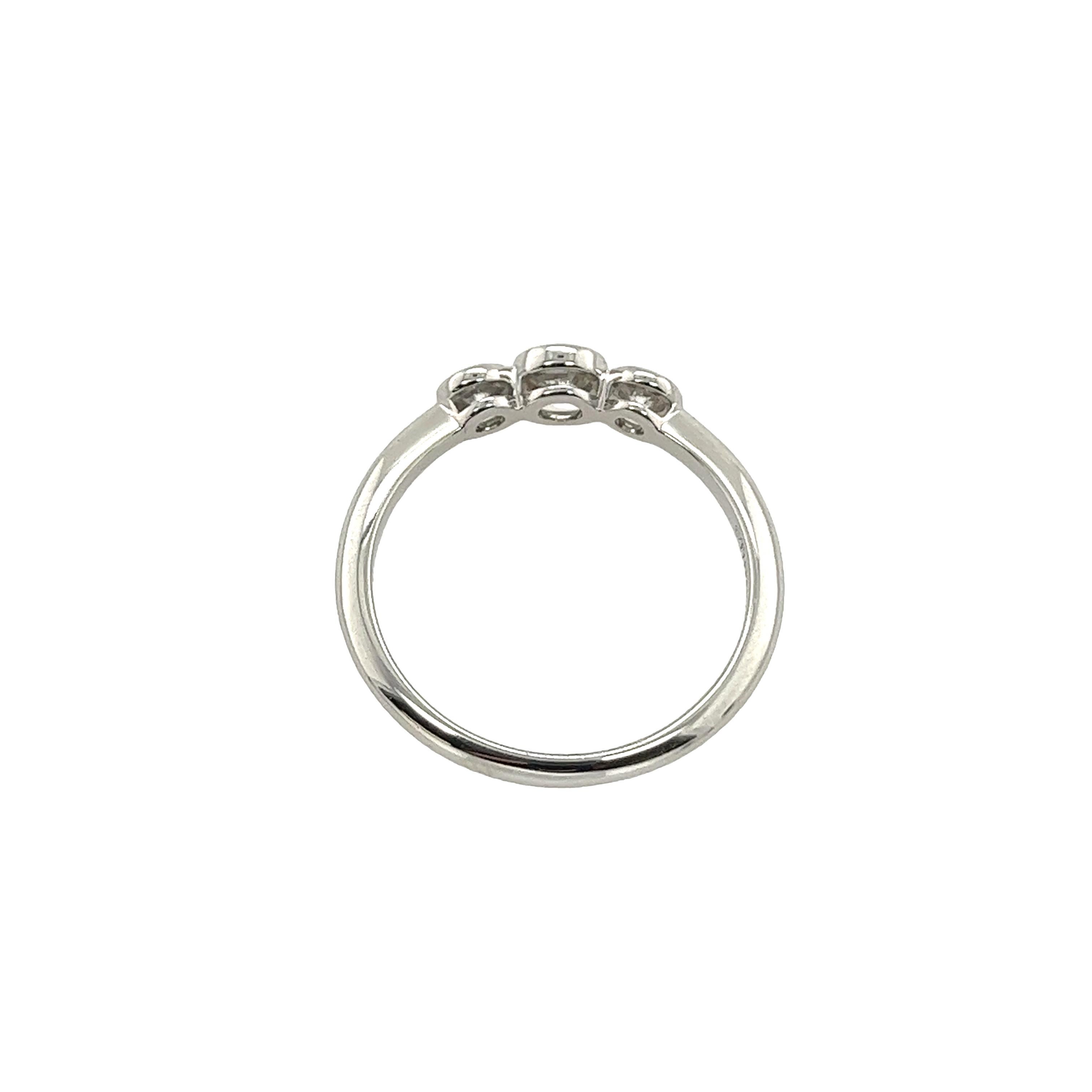 Dieser Ring besteht aus drei exquisiten, in Platin gefassten Diamanten, die in der Regel durch eine Lünettenfassung sicher gehalten werden. Die Lünettenfassung verleiht dem klassischen Dreistein-Ringdesign einen modernen und eleganten