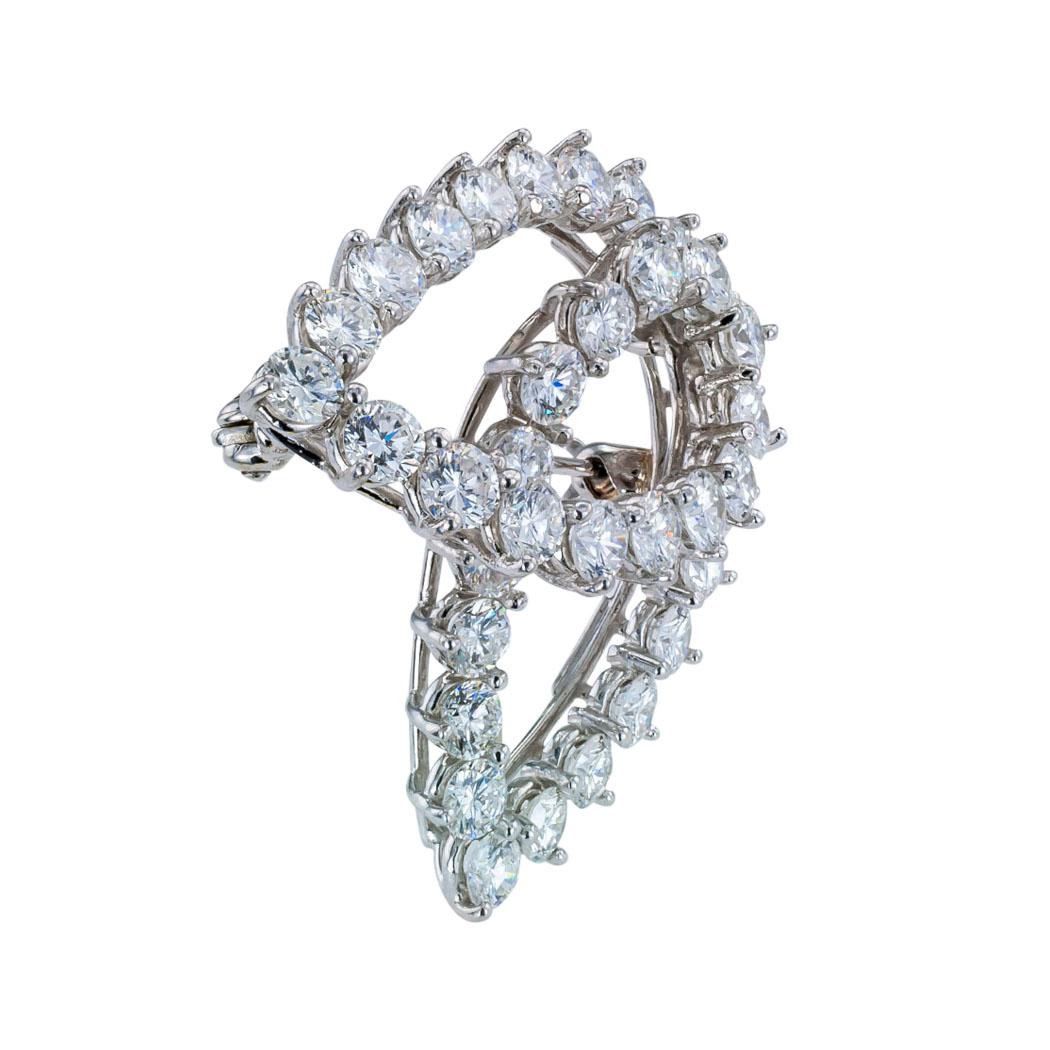 Tiffany & Co Diamant- und Platinbrosche mit abstraktem Wirbel, um 1980.  Sie lieben es, weil es Ihnen ins Auge gefallen ist, und wir sind hier, um Sie mit schönem und erschwinglichem Schmuck zu verbinden.  Schmücken Sie sich selbst!  Nachstehend