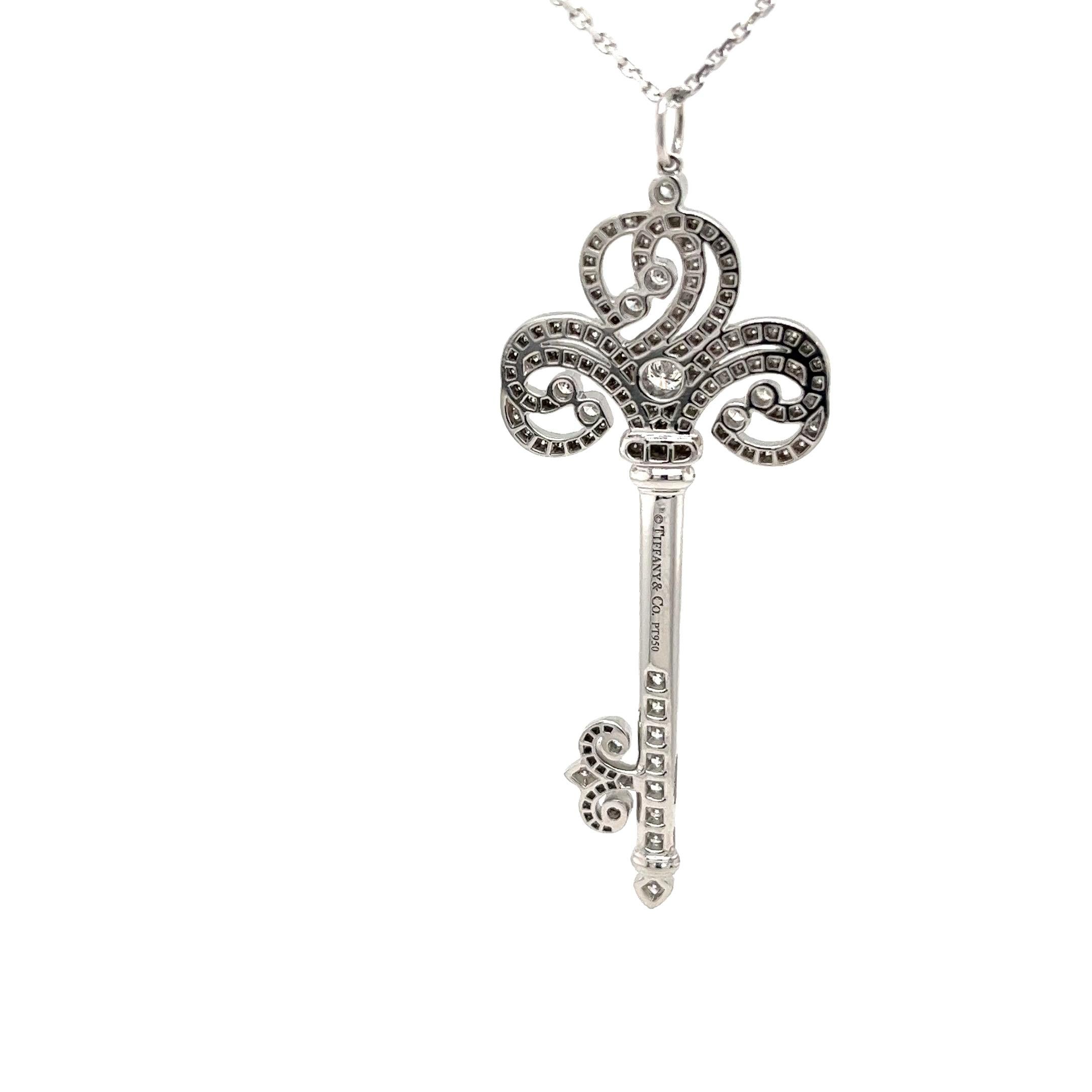 Una splendida Tiffany & Co. Ciondolo con chiave a cuore Enchant, 
splendidamente realizzato in platino e impreziosito da diamanti naturali a taglio brillante. 
Questo pezzo elegante e simbolico rappresenta l'amore e i nuovi inizi, 
che la rende