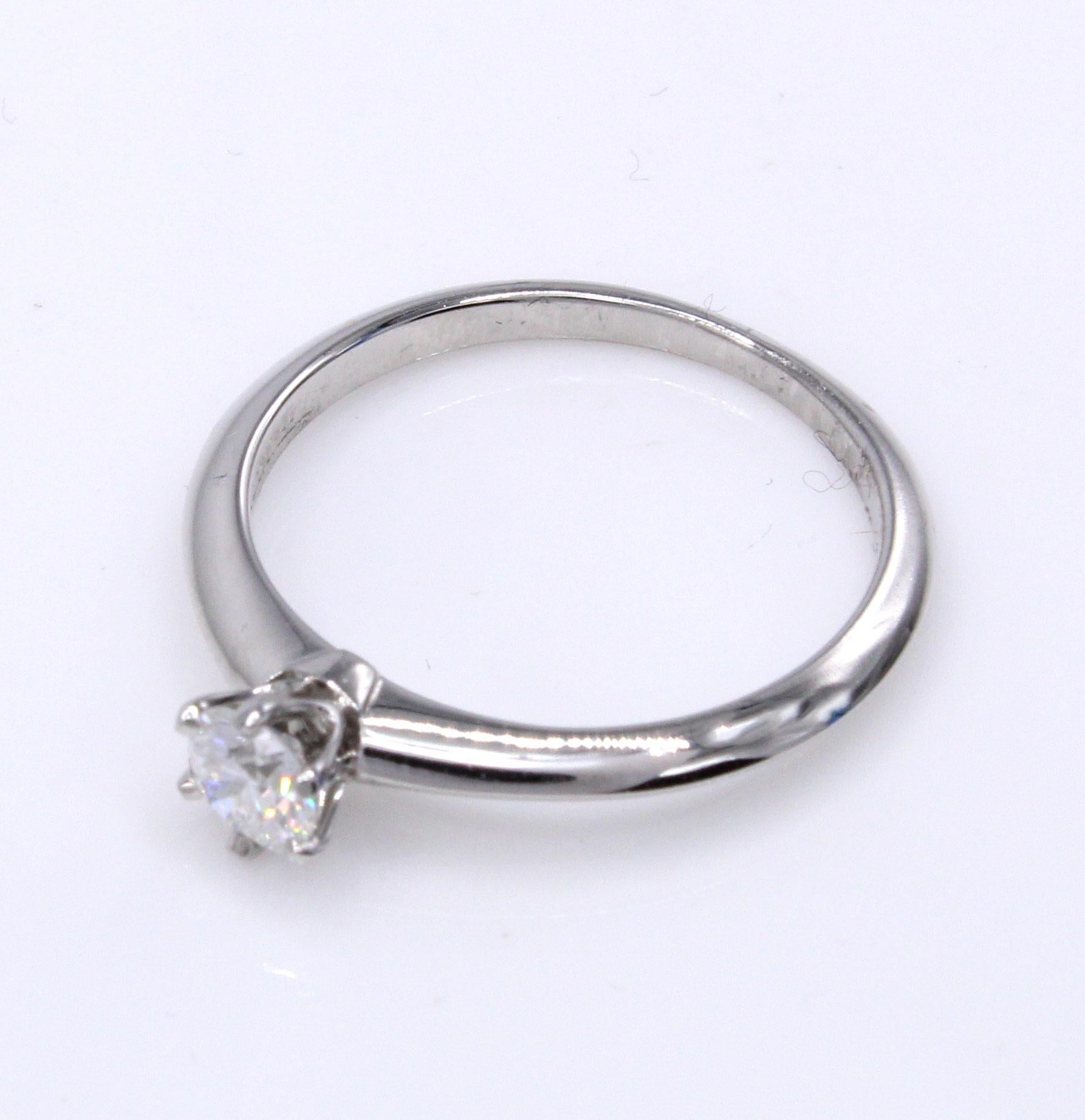 Contemporain Tiffany & Co. Bague de fiançailles en platine et diamants en vente