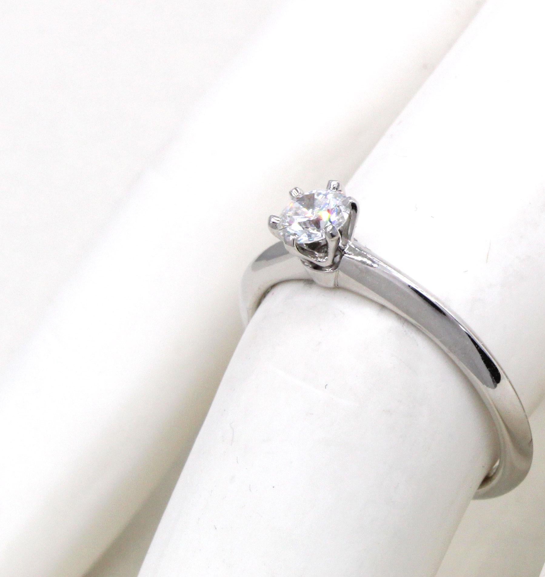 Taille ronde Tiffany & Co. Bague de fiançailles en platine et diamants en vente