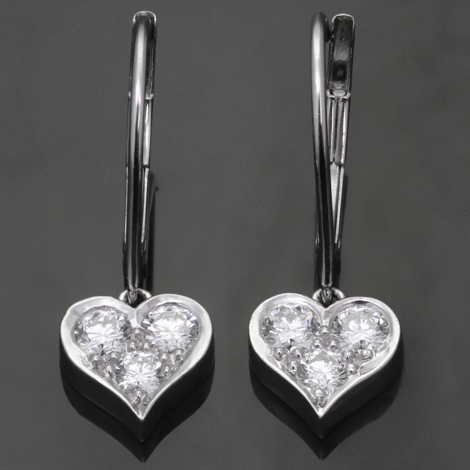 Diese wunderschönen Ohrringe von Tiffany & Co. haben ein herzförmiges Design aus Platin und sind mit je 3 runden Diamanten im Brillantschliff mit einem geschätzten Gesamtgewicht von 0,38 Karat besetzt. Hergestellt in den Vereinigten Staaten in den