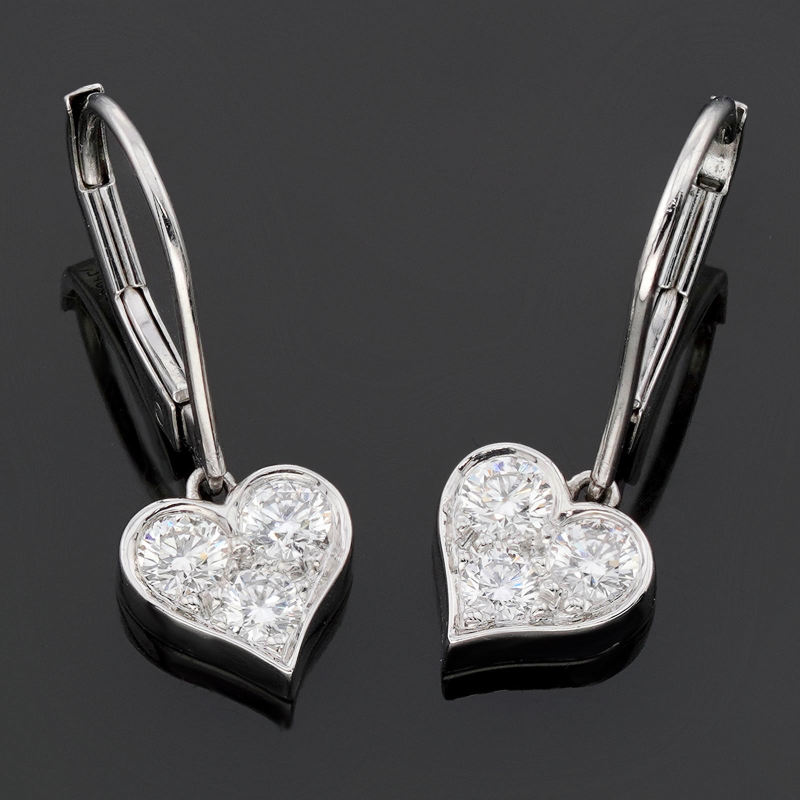 Questi splendidi orecchini Tiffany & Co. presentano un design a forma di cuore realizzato in platino con 3 diamanti rotondi a taglio brillante F-G VVS2-VS1 per un peso totale stimato di 0,40 carati. Realizzato negli Stati Uniti intorno agli anni