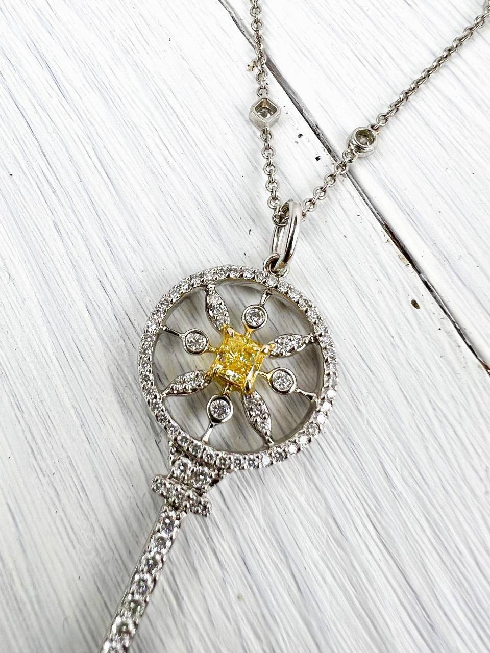 Questa squisita collana in platino è una vera e propria dichiarazione di eleganza senza tempo e di maestria artigianale. Progettato all'insegna della raffinatezza, presenta un'accattivante disposizione di diamanti a taglio misto - marquise, princess