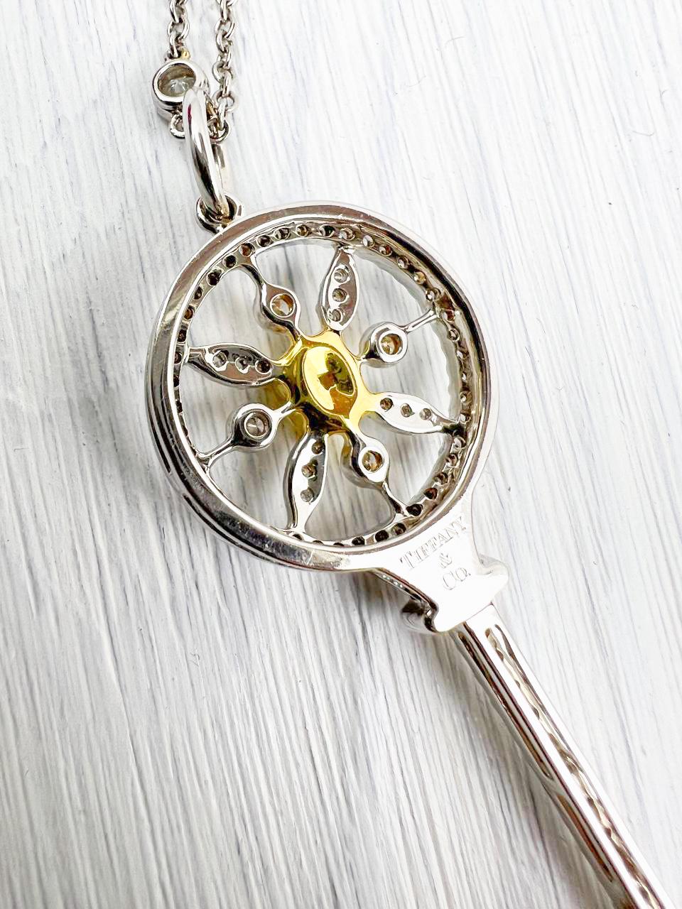Taglio rotondo Collana con ciondolo a forma di chiave in platino Tiffany & Co. in vendita