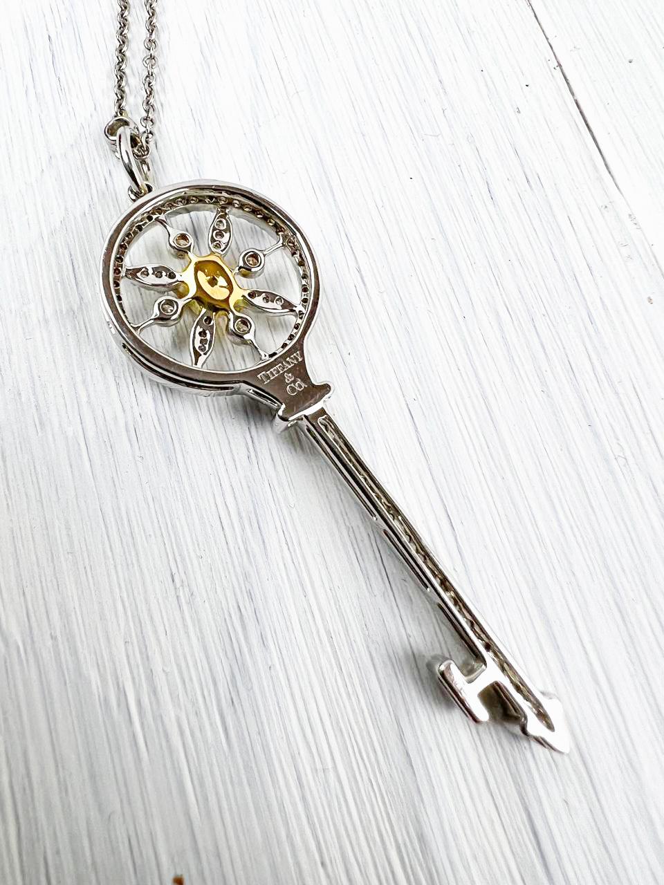 Collana con ciondolo a forma di chiave in platino Tiffany & Co. In condizioni ottime in vendita a Berlin, DE