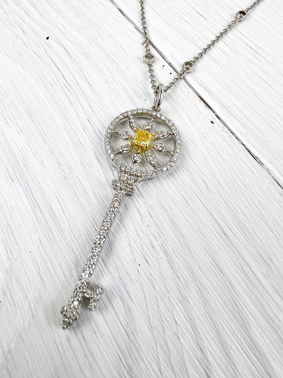 Donna Collana con ciondolo a forma di chiave in platino Tiffany & Co. in vendita