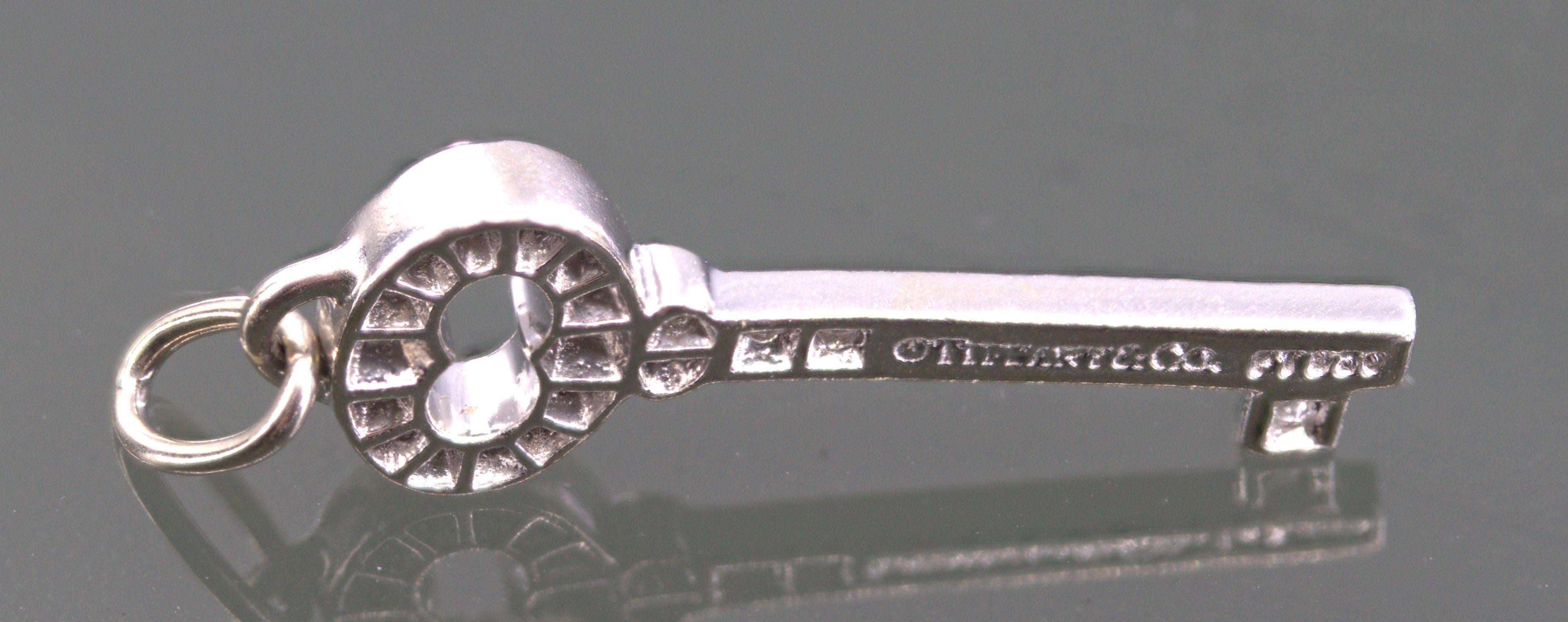 Mit (26) Diamanten im Vollschliff, 0,15 ct. tw., VS, F-G, gefasst in einer ovalen Mini-Schlüssel-Fassung aus Platin, 26 x 8,3 mm, bezeichnet ©TIFFANY & Co. PT950, Bruttogewicht 1,64 Gramm.
