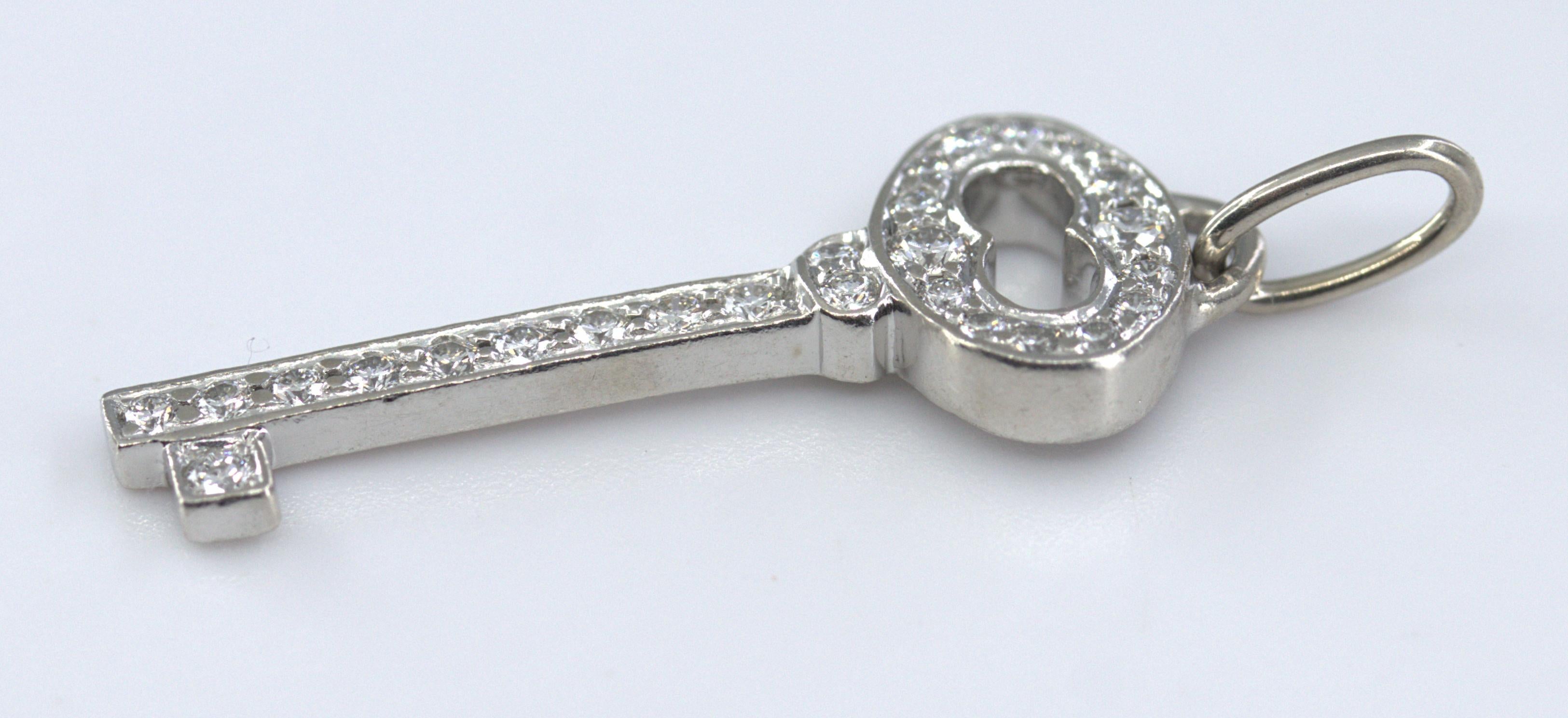 Tiffany & Co. Diamant, Platin Oval Mini-Schlüssel-Anhänger-Charm (Rundschliff) im Angebot