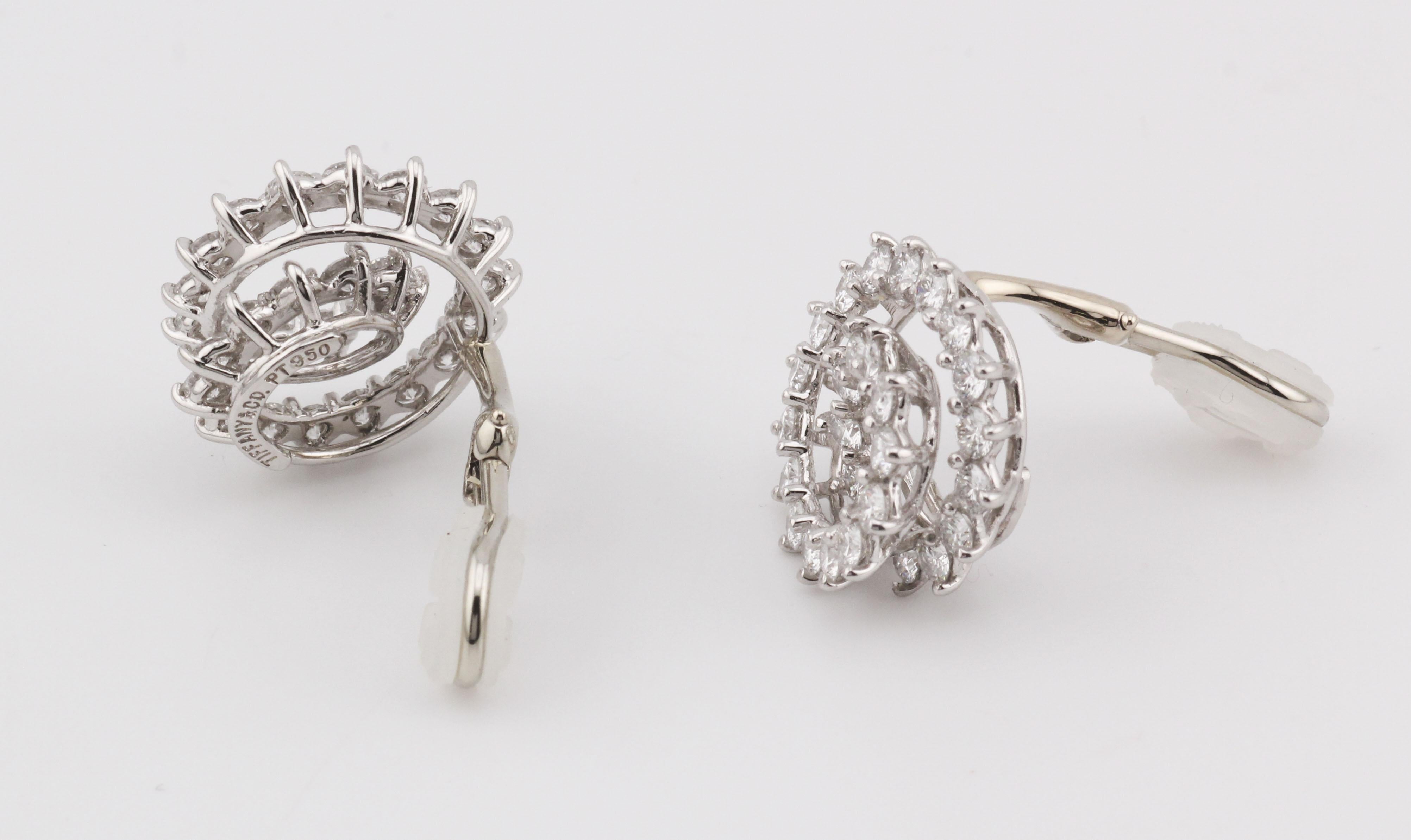 Tiffany & Co. Diamond Platinum Swirl Earrings en Bueno estado para la venta en Simpsonville, SC
