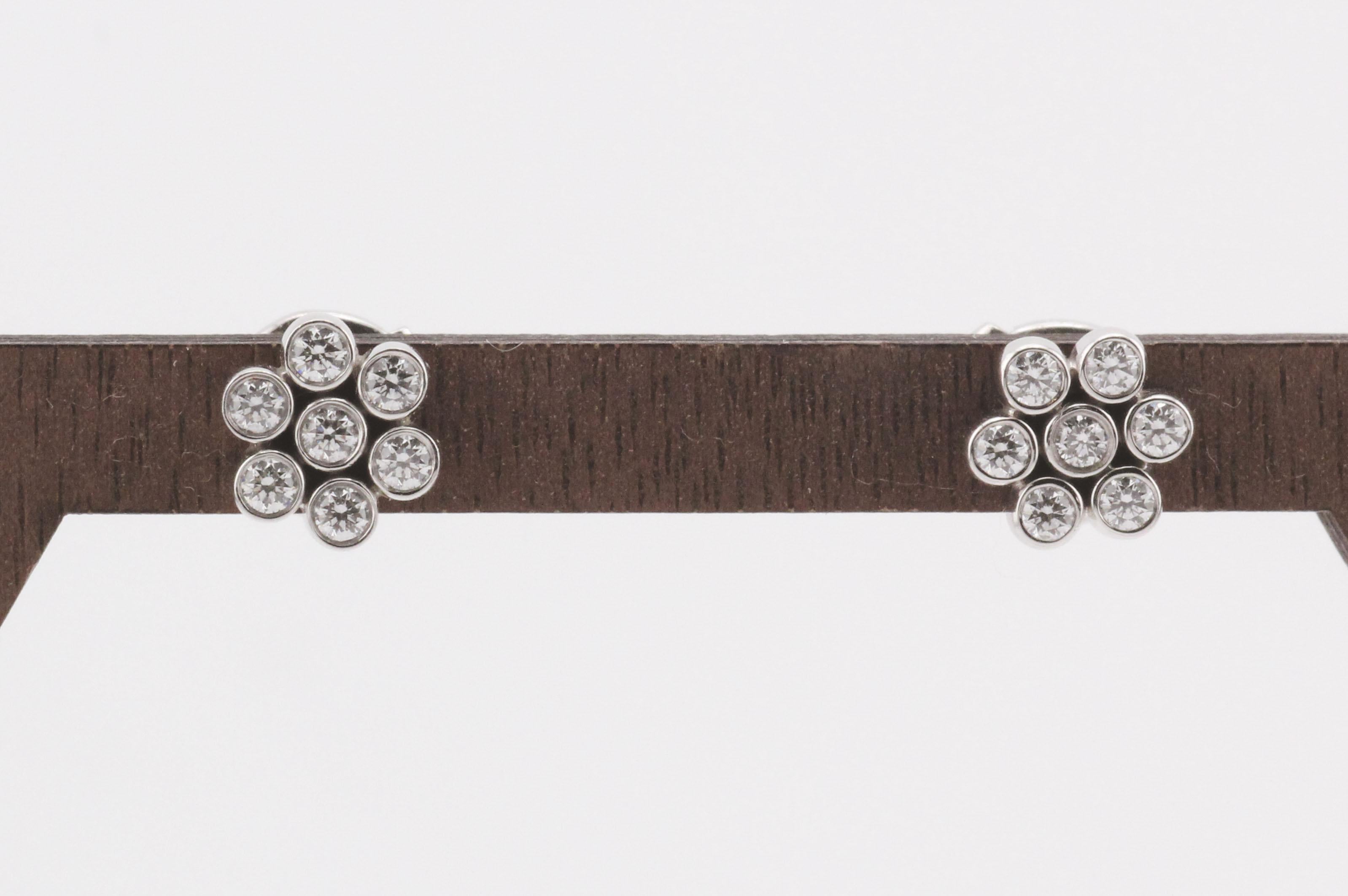 La Tiffany & Co. Gli orecchini a perno con diamante PT950 in platino sono uno straordinario esempio di eleganza e maestria artigianale, che incarna la bellezza senza tempo per cui Tiffany & Co. è famosa. Questi squisiti orecchini sono disegnati a