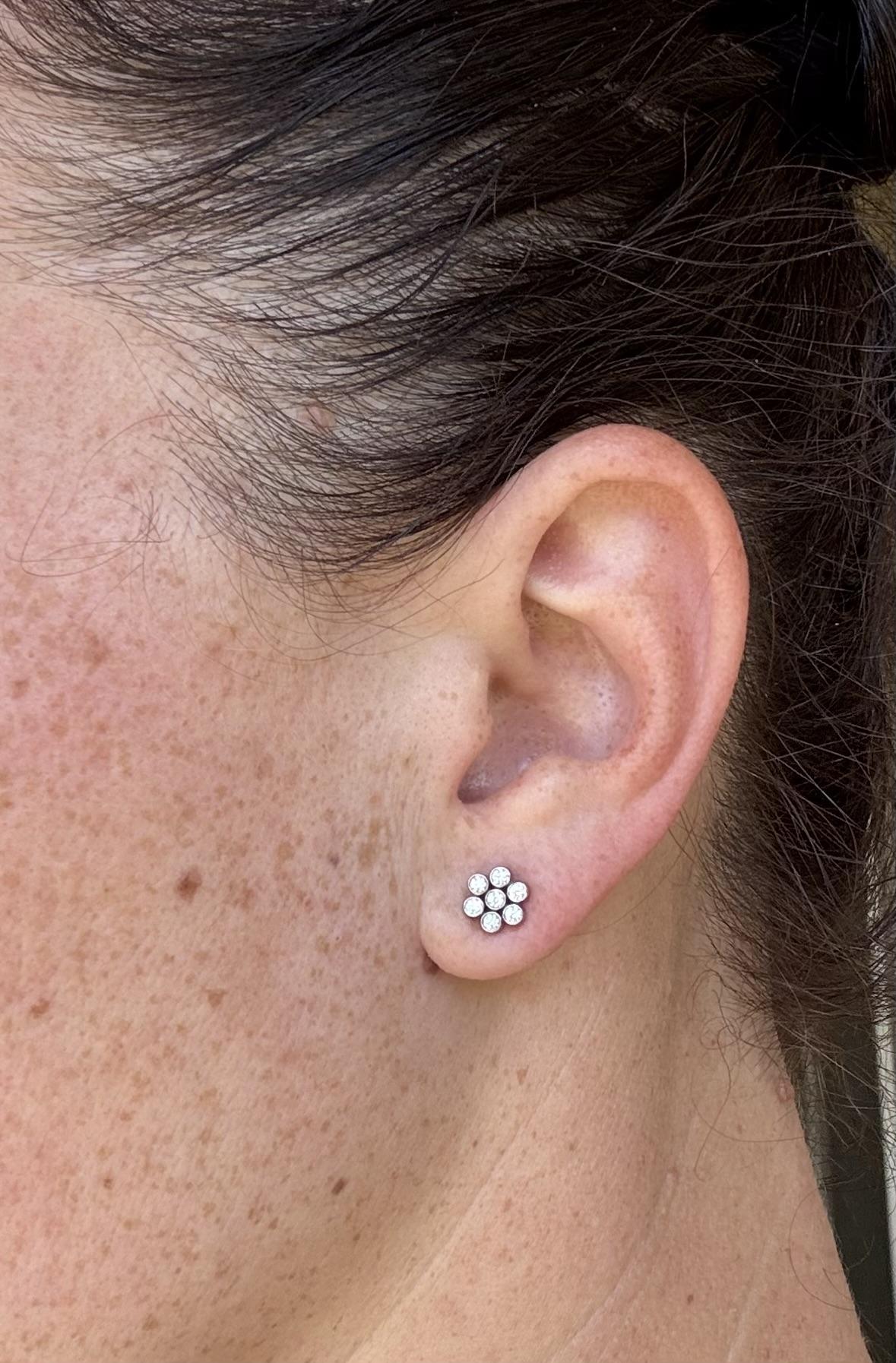 Tiffany & Co.  Orecchini con diamante PT950 in platino a forma di fiore in vendita 4