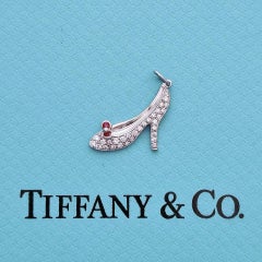 Tiffany & Co. Ciondolo a forma di scarpa con tacco alto con smalto rosso e diamante, in platino PT950