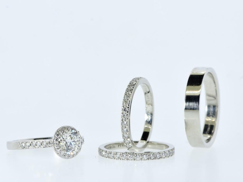 Anillo de diamantes Tiffany & Co Anillo Soleste de platino, bandas Dia a juego y banda para caballero en venta 1