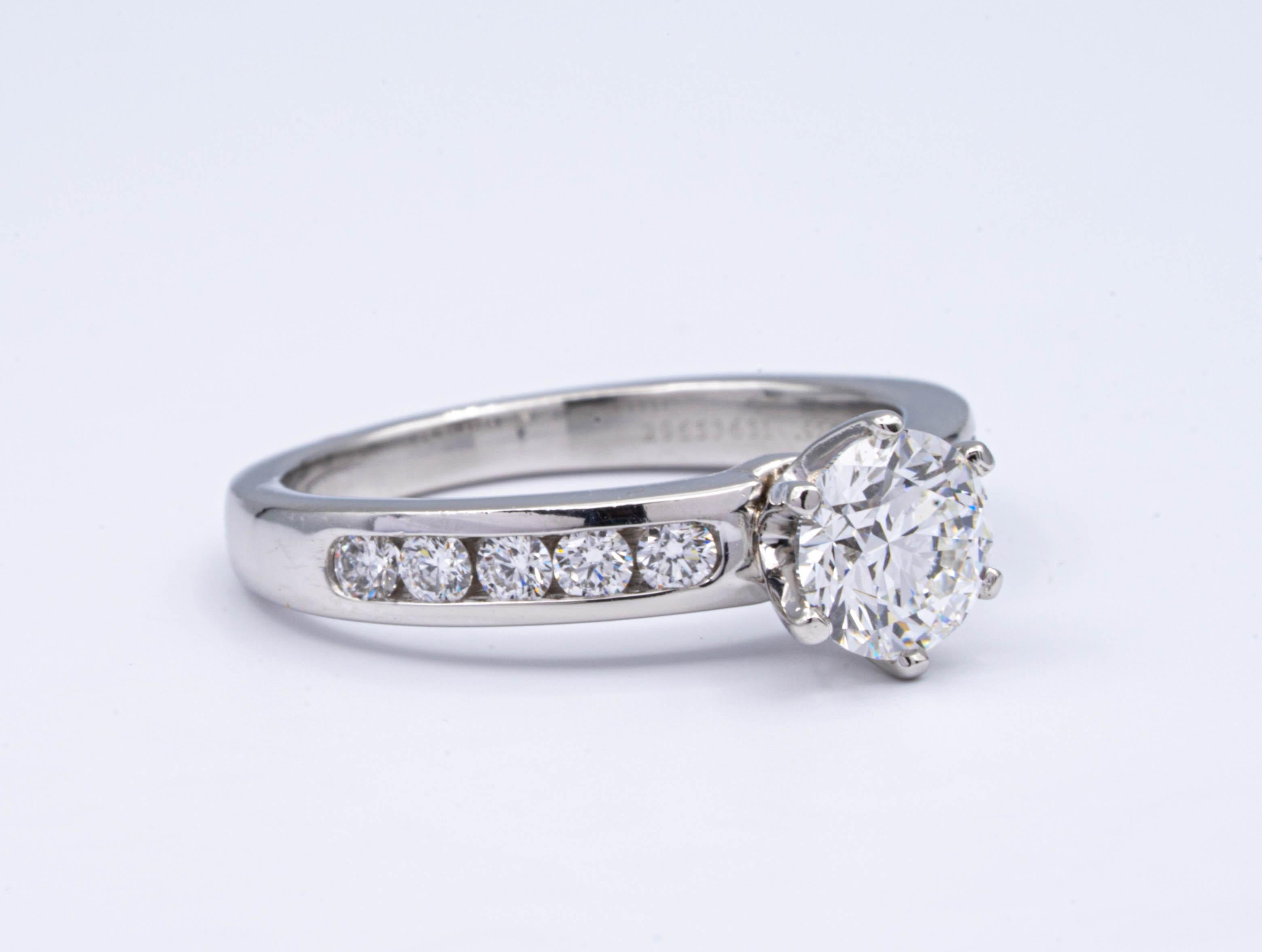Tiffany & Co. Anillo de diamantes  1,32 Quilate total F VS1 con banda engastada en canal Moderno
