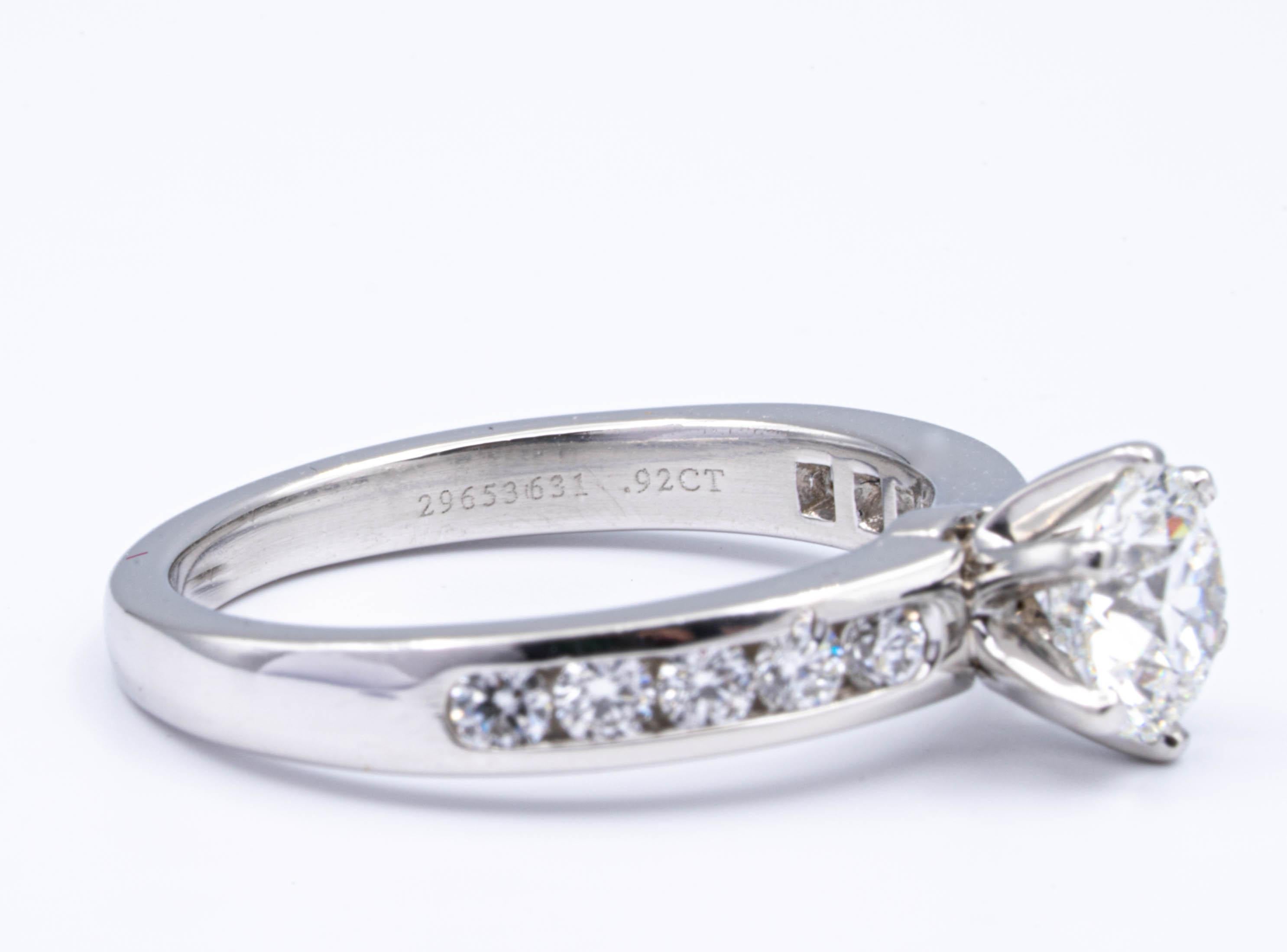 Tiffany & Co. Anillo de diamantes  1,32 Quilate total F VS1 con banda engastada en canal Corte redondo