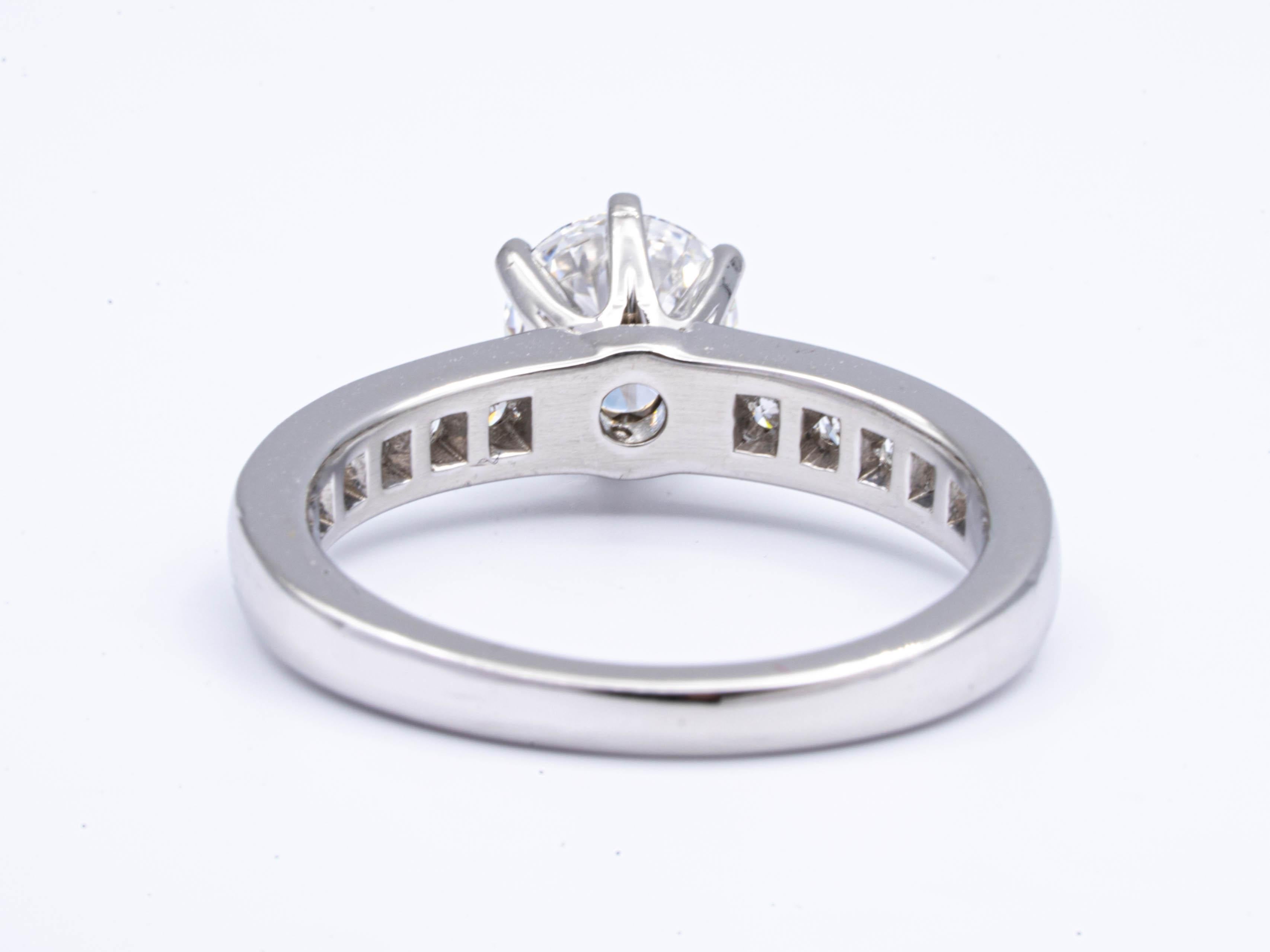 Tiffany & Co. Anillo de diamantes  1,32 Quilate total F VS1 con banda engastada en canal en Excelente Estado en New York, NY