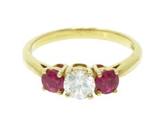 Tiffany & Co. Anello con tre pietre di diamante e rubini A. Stone