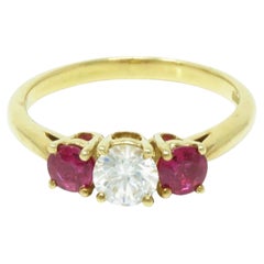 Tiffany & Co. Anello con tre pietre di diamante e rubini A. Stone