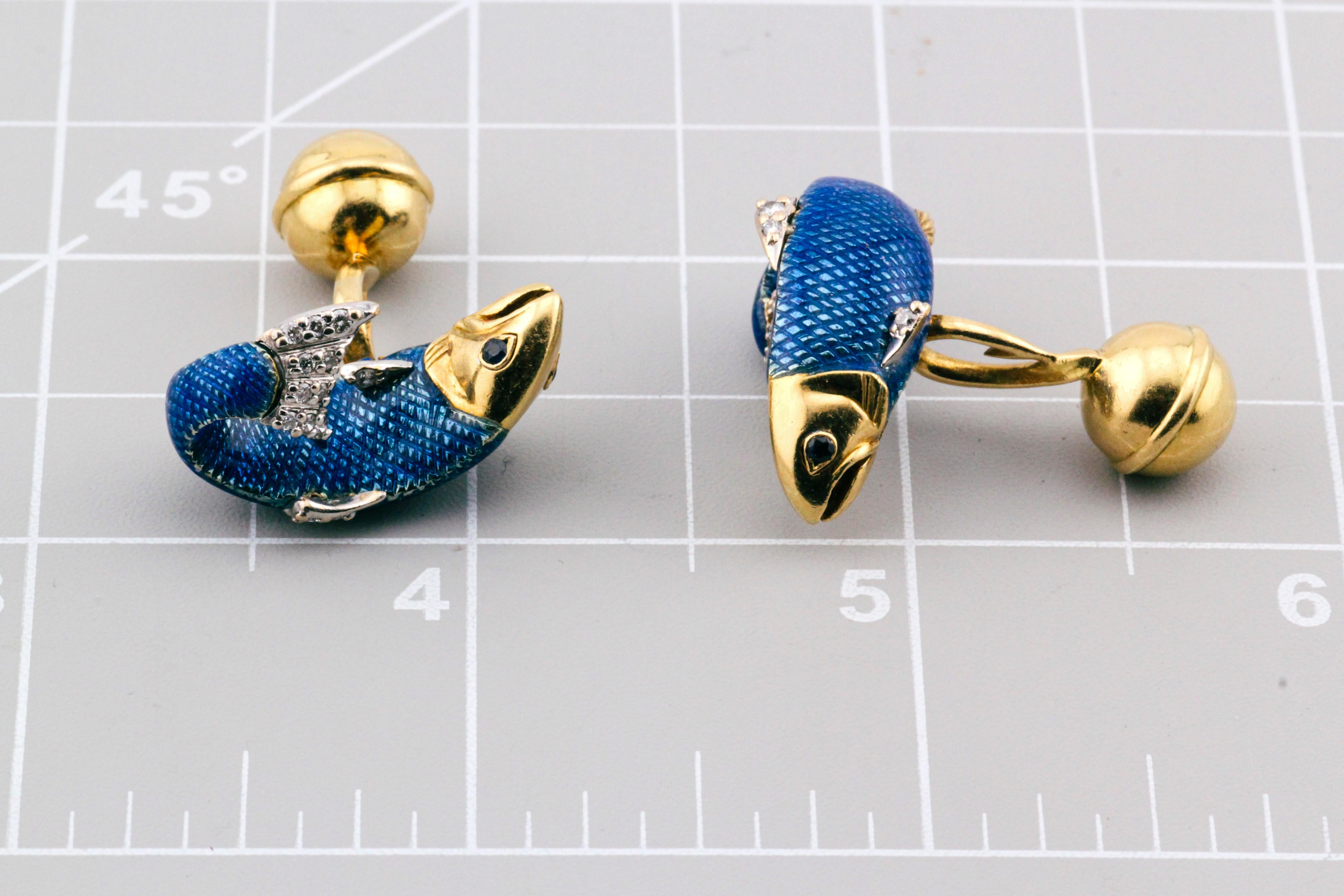 Enthüllung eines aquatischen Schatzes: Tiffany & Co. Manschettenknöpfe mit Diamant, Saphir und Emaille-Fisch

Ein Hauch von aquatischer Laune und zeitloser Eleganz mit diesen bezaubernden Fischmanschettenknöpfen von Tiffany & Co. Diese