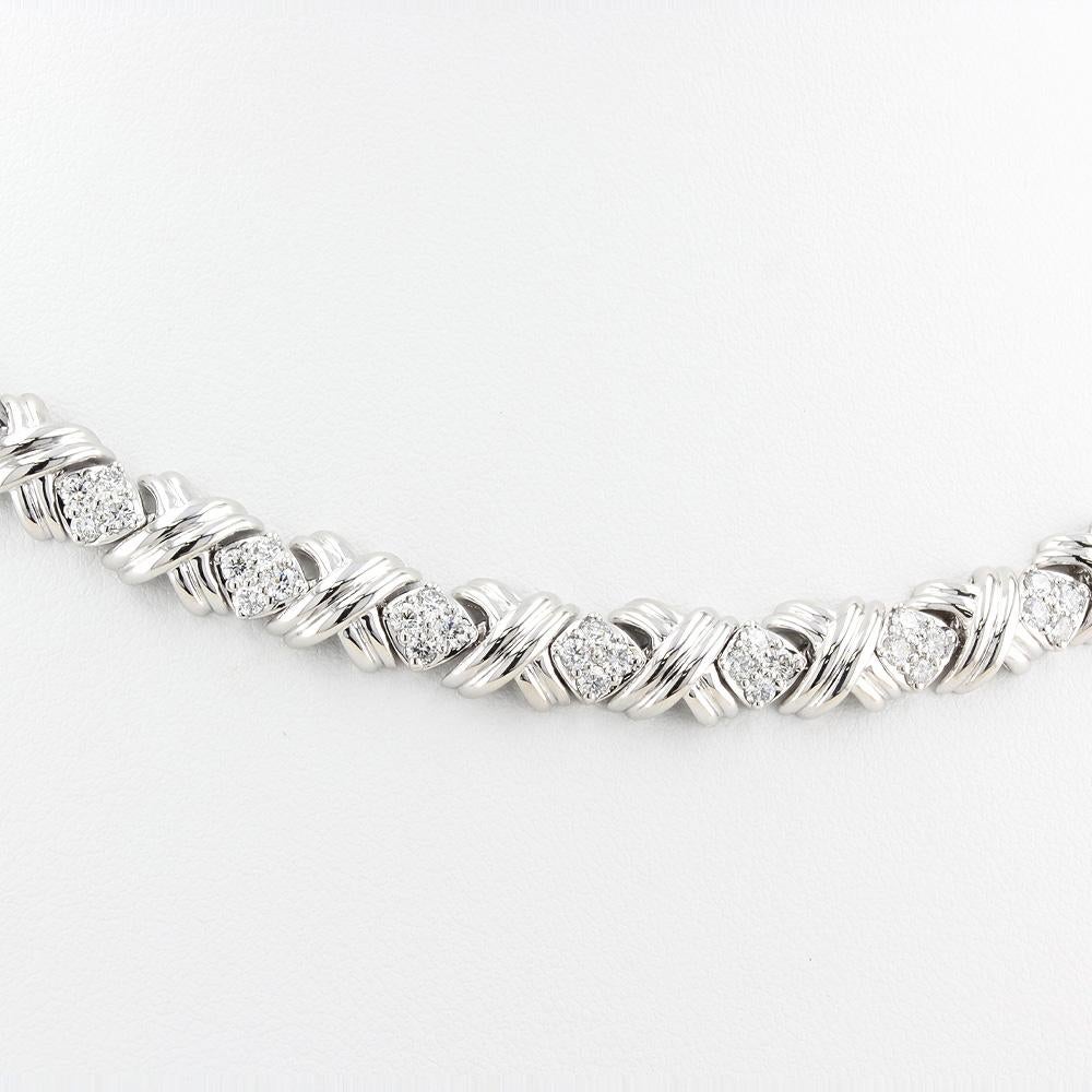 Una collana Tiffany & Co. Diamond Signature X in oro bianco 18ct. 

Caratterizzato da una serie di iconici motivi a 