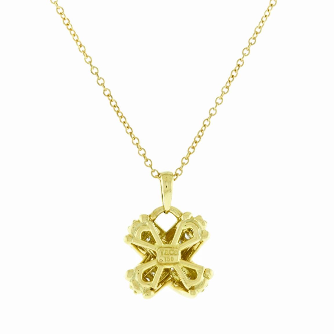 Di Tiffany & Co. questo è il pendente Signature X con 19 diamanti.
♦ Designer: Tiffany & Co.
♦ Metallo: oro giallo 18 kt
♦ Circa 2010
♦ Pietra preziosa: 19 diamanti=.18cts
Lunghezza: 16 pollici
♦ Confezione: Scatola Tiffany
condizioni: Eccellente,