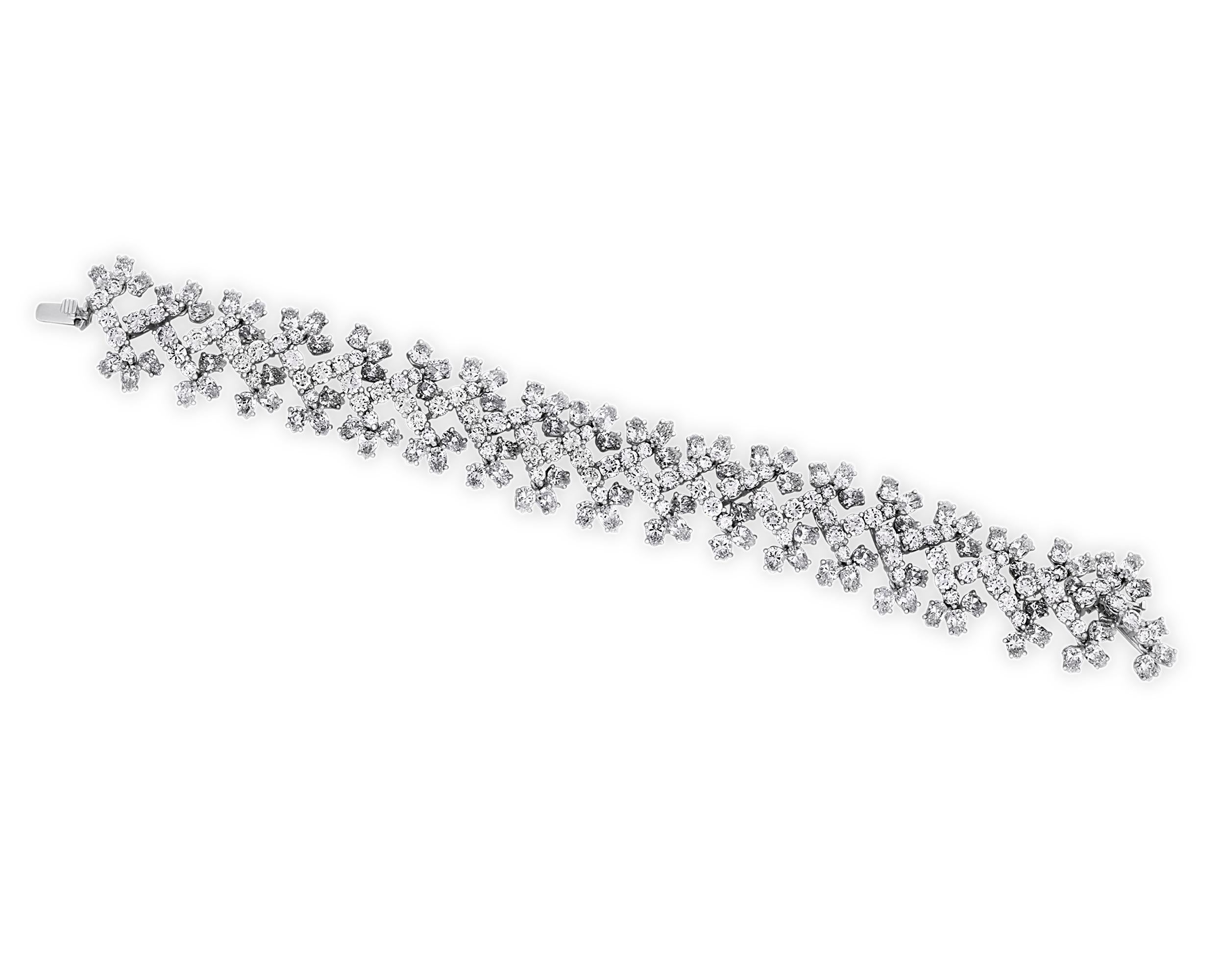 Dieses schillernde Armband wurde vom weltberühmten amerikanischen Juwelier Tiffany & Co. gefertigt und ist mit 215 Diamanten von insgesamt 20,10 Karat besetzt. Die Platinfassungen bilden ein verschlungenes Schneeflockenmuster, das einen fesselnden