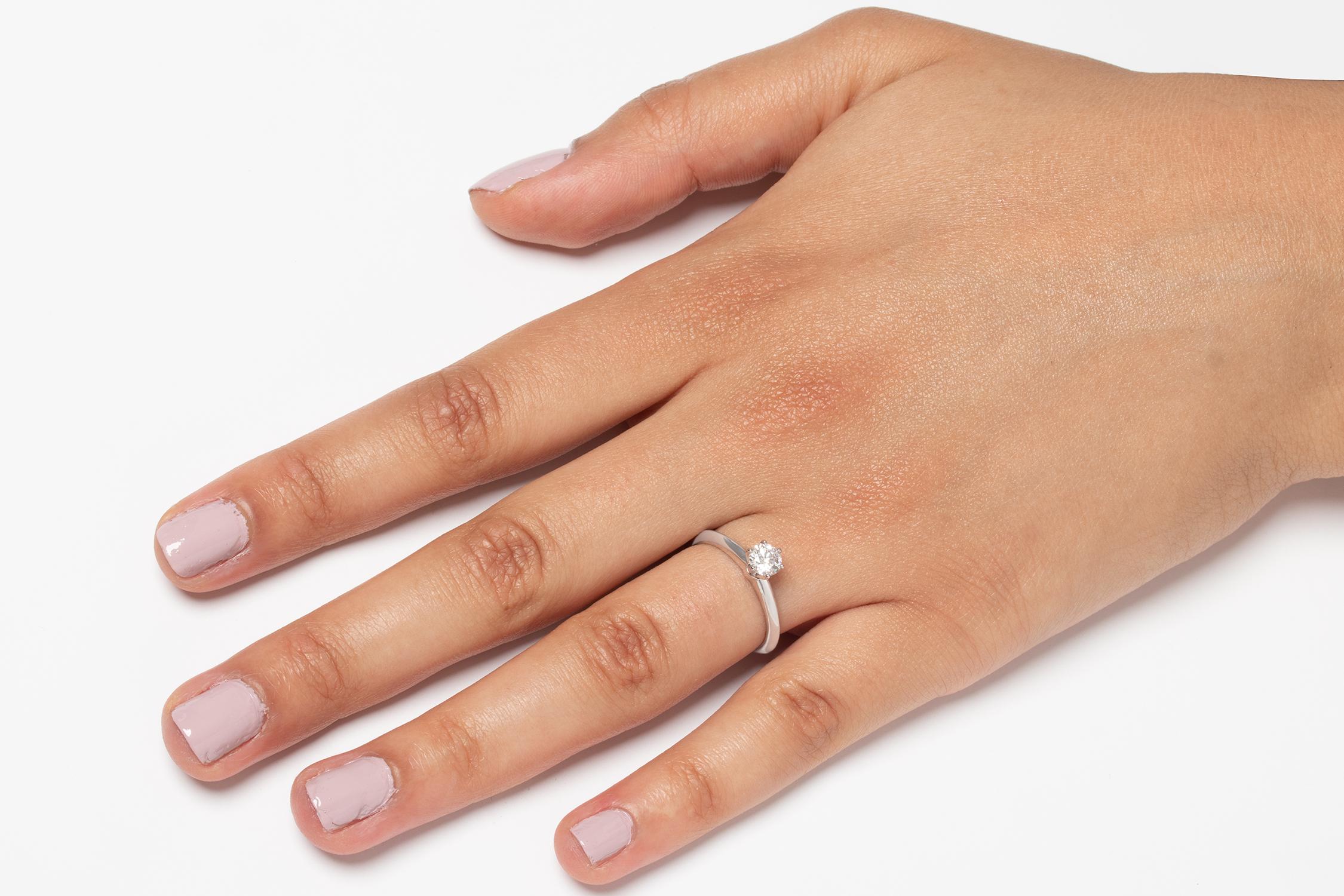 Tiffany & Co. Bague de fiançailles solitaire à diamant en vente 2