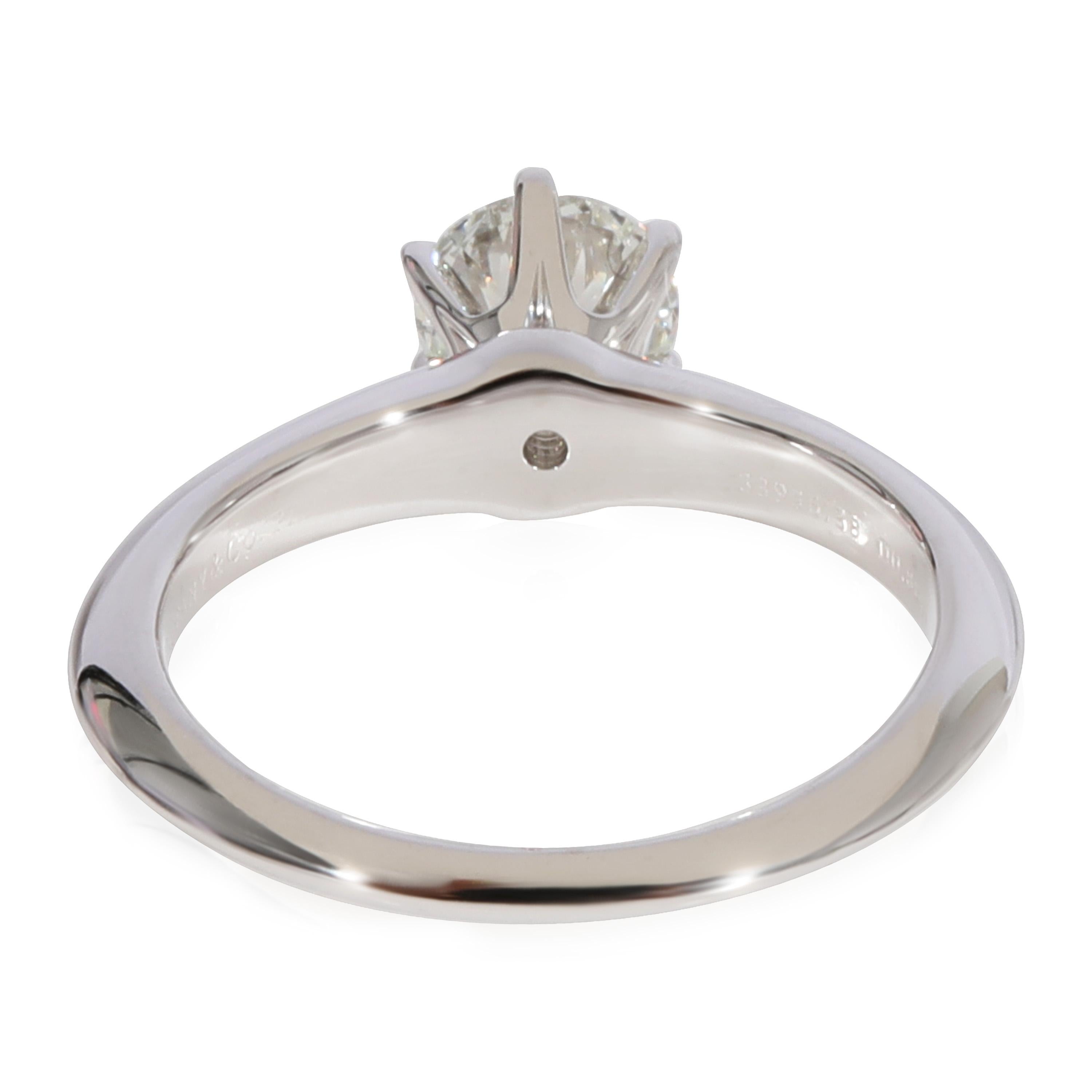 Taille ronde Tiffany & Co. Bague de fiançailles solitaire en platine H VS1 0,88 carat en vente