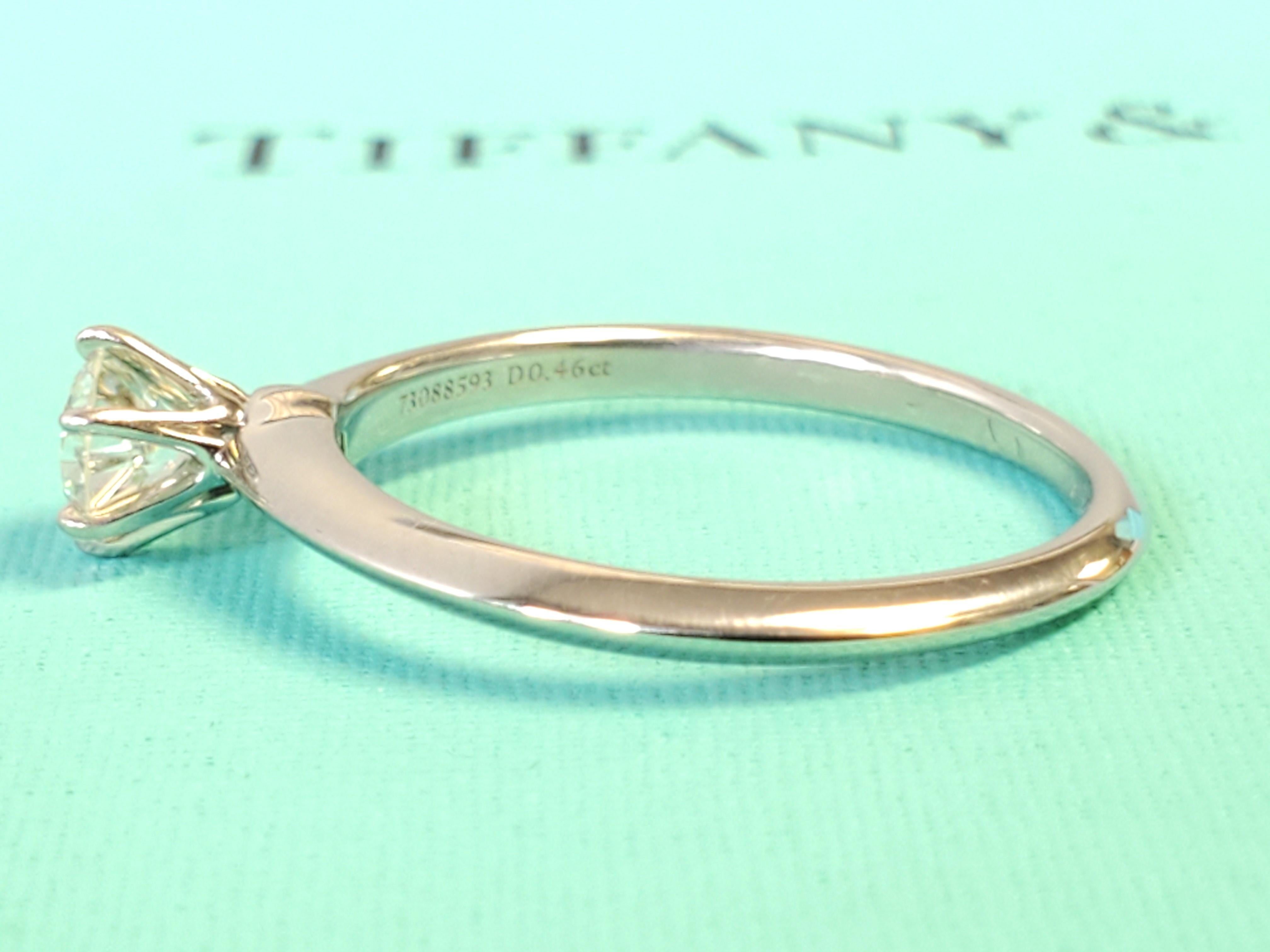 Taille ronde Tiffany & Co. Bague de fiançailles en platine avec solitaire en diamant .46ct VS1 Round en vente