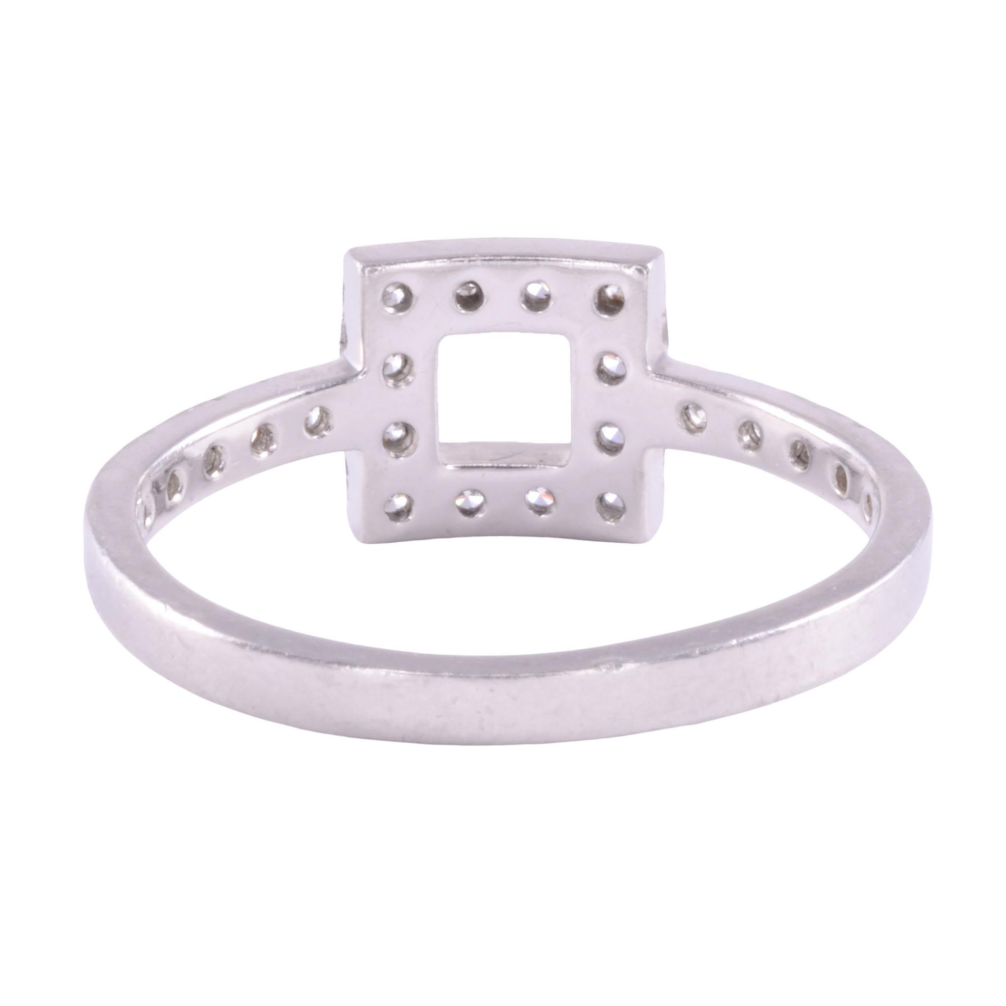 Nachlass Tiffany & Co Diamant Quadrat Platin Ring. Dieser von Tiffany & Co. gefertigte Platinring enthält 22 Diamanten im Vollschliff mit einem Gesamtgewicht von etwa 0,31 Karat. Die Diamanten haben die Reinheit VS1 und die Farbe E-G. Dieser