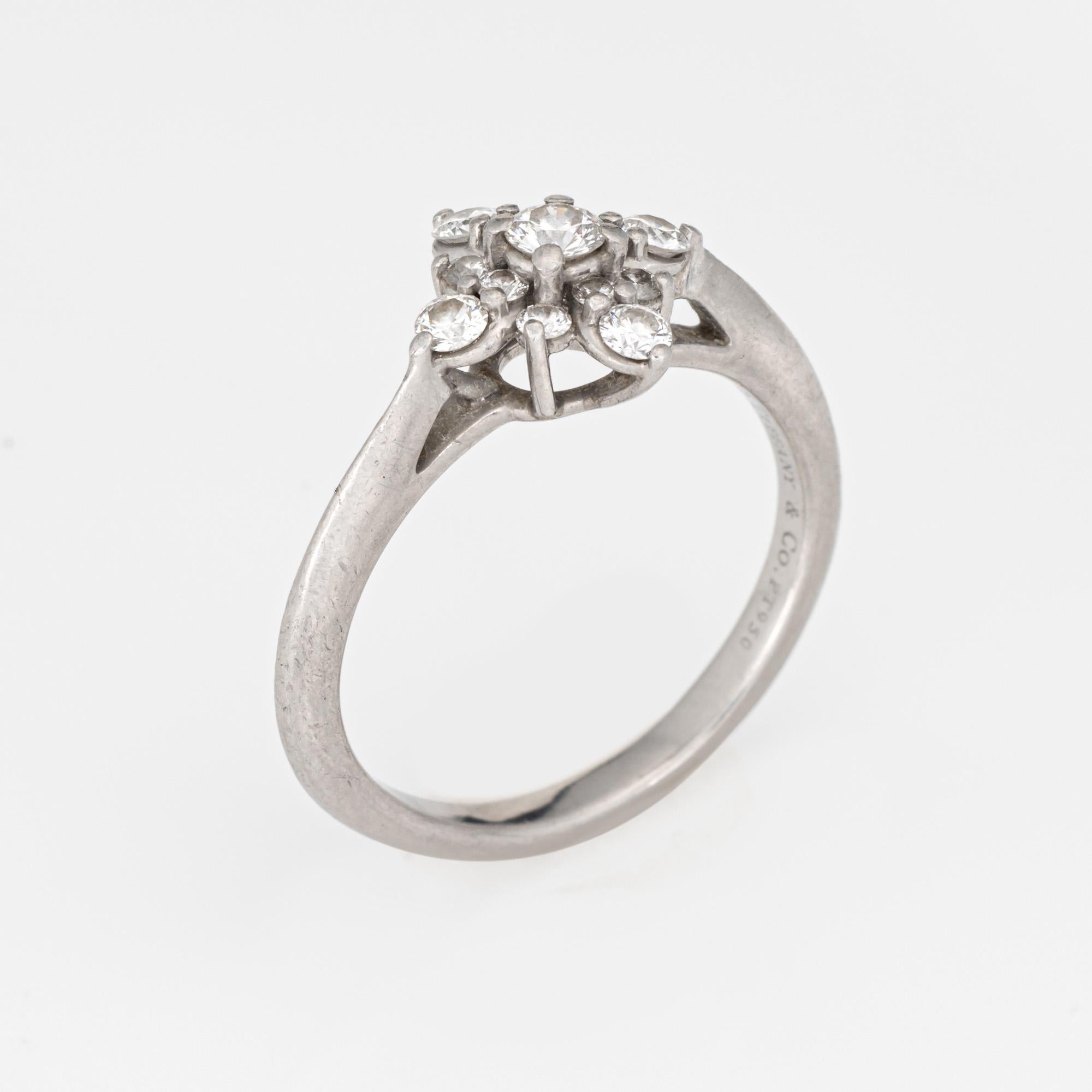 Anillo de estrella Tiffany & Co de segunda mano elaborado en platino 950 (alrededor de la década de 2000).  

Los diamantes de talla brillante redonda suman un total estimado de 0,41 quilates (color estimado F-G y claridad VS1-2). 

El clásico
