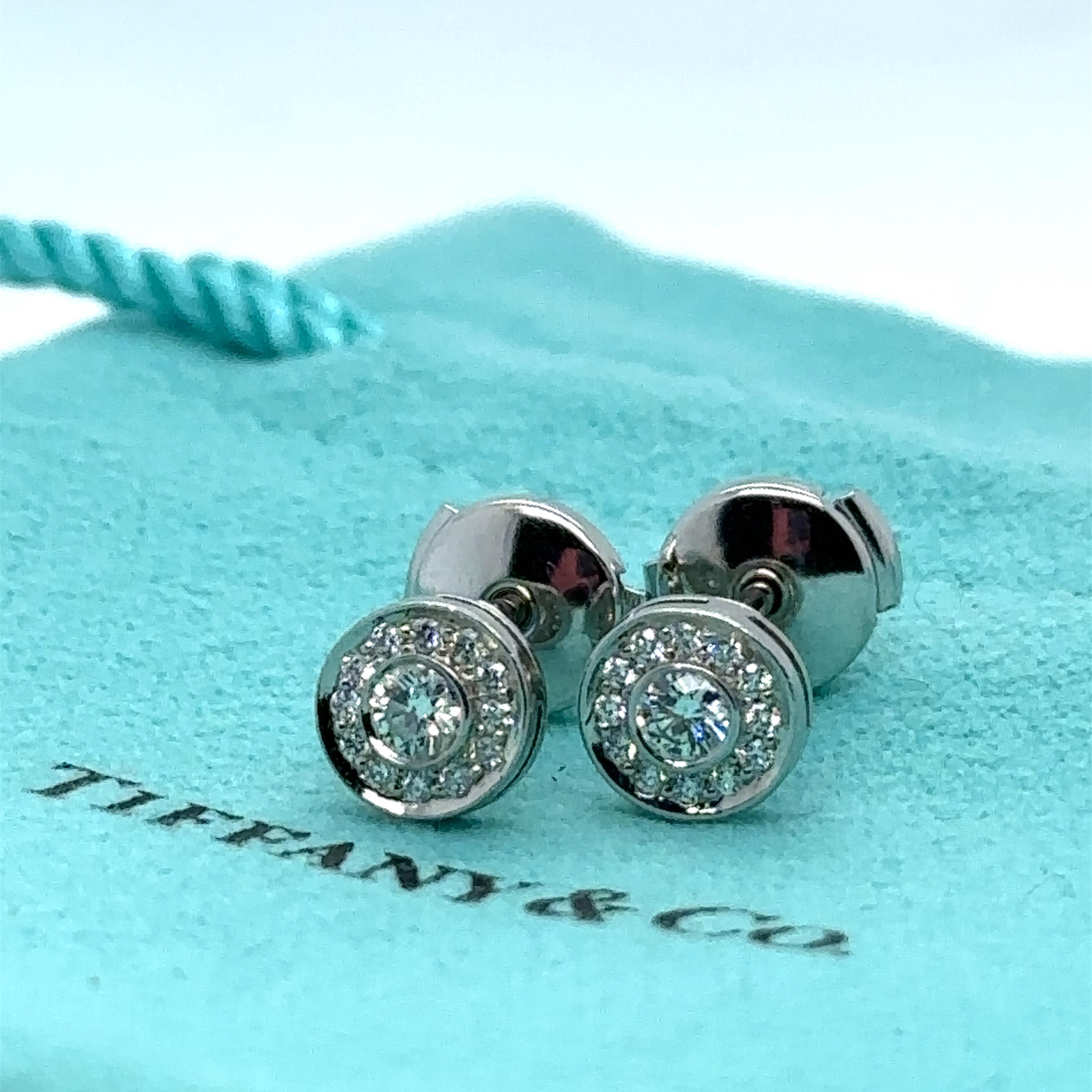 Tiffany & Co stud halo earrings, made of 950 Platinum with a weight of 2 grams.

Set with 26 round brilliant cut diamonds, approximately colour F and clarity VS with a total weight of 0.50ct

Metal: 950 Platinum
Carat: 0.50ct
Colour: F
Clarity: 
