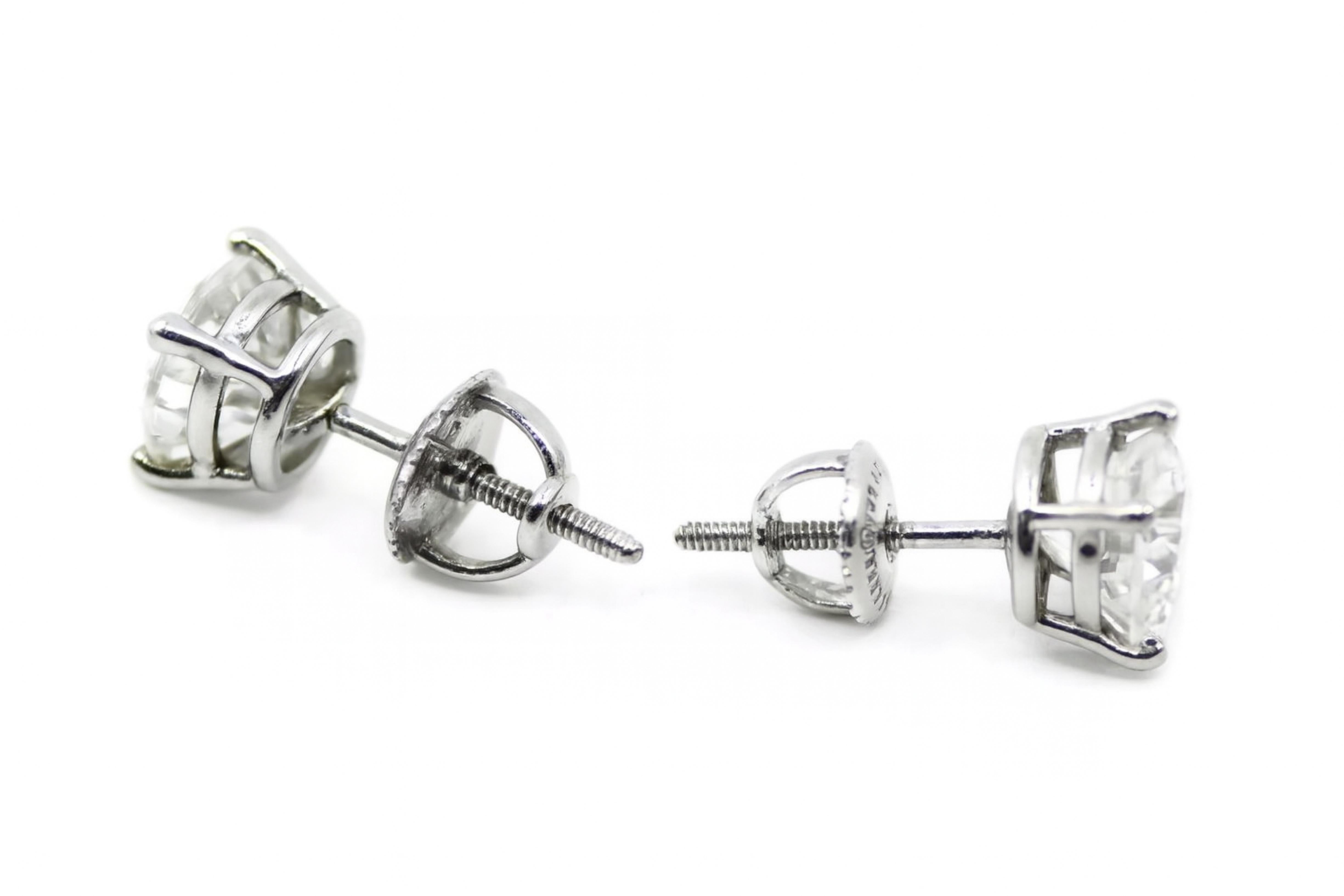 Tiffany & Co. Boucles d'oreilles diamants ronds et brillants (.76ct chacun, G/VVS2)

Intemporelles et raffinées, ces authentiques boucles d'oreilles en diamant de Tiffany & Co. présentent deux diamants ronds de taille brillant parfaitement assortis,