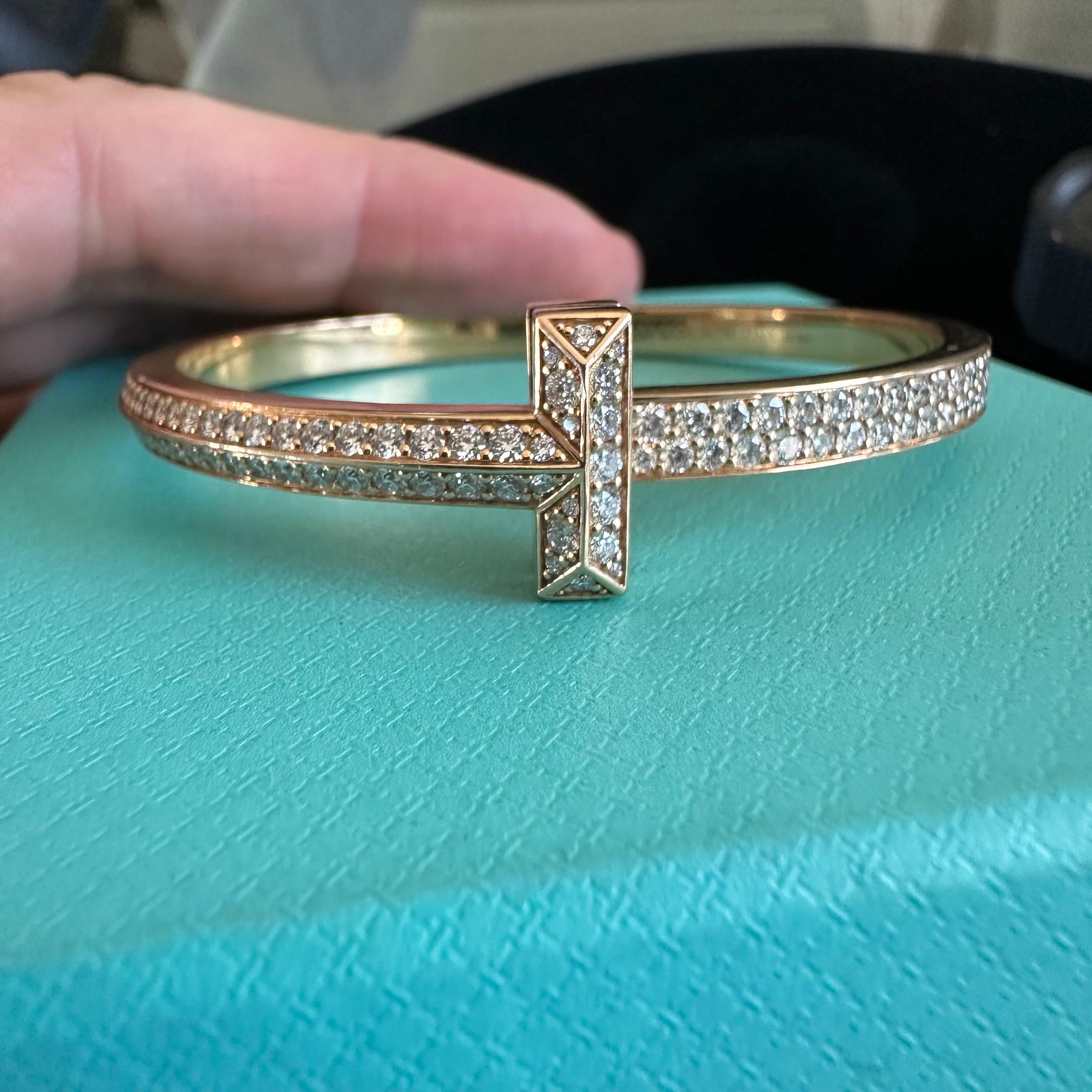 Tiffany and Co. full diamond rose gold iconic T bracelet
Medium size bracelet 4.08 carat total weight of fine DEF VVS quality diamonds.
It’s a medium to small size wrist
16 to 18mm 


About the T bracelet 

Having debuted in 2014, the Tiffany T