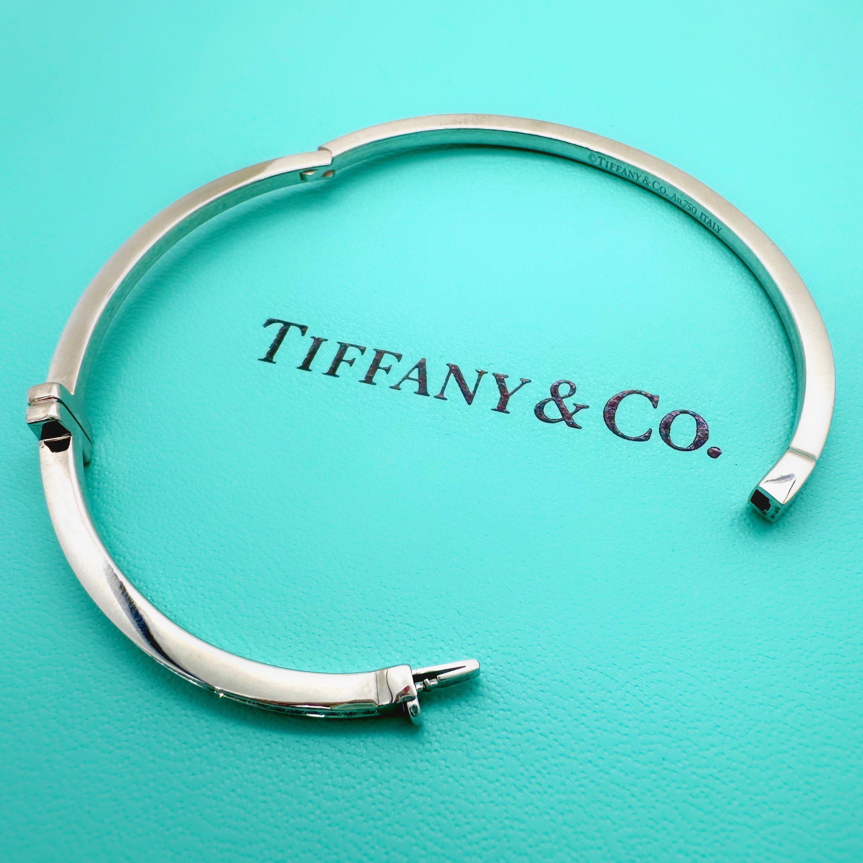 Tiffany & Co. Bracelet à charnière Diamond T en or blanc 18kt en vente 8