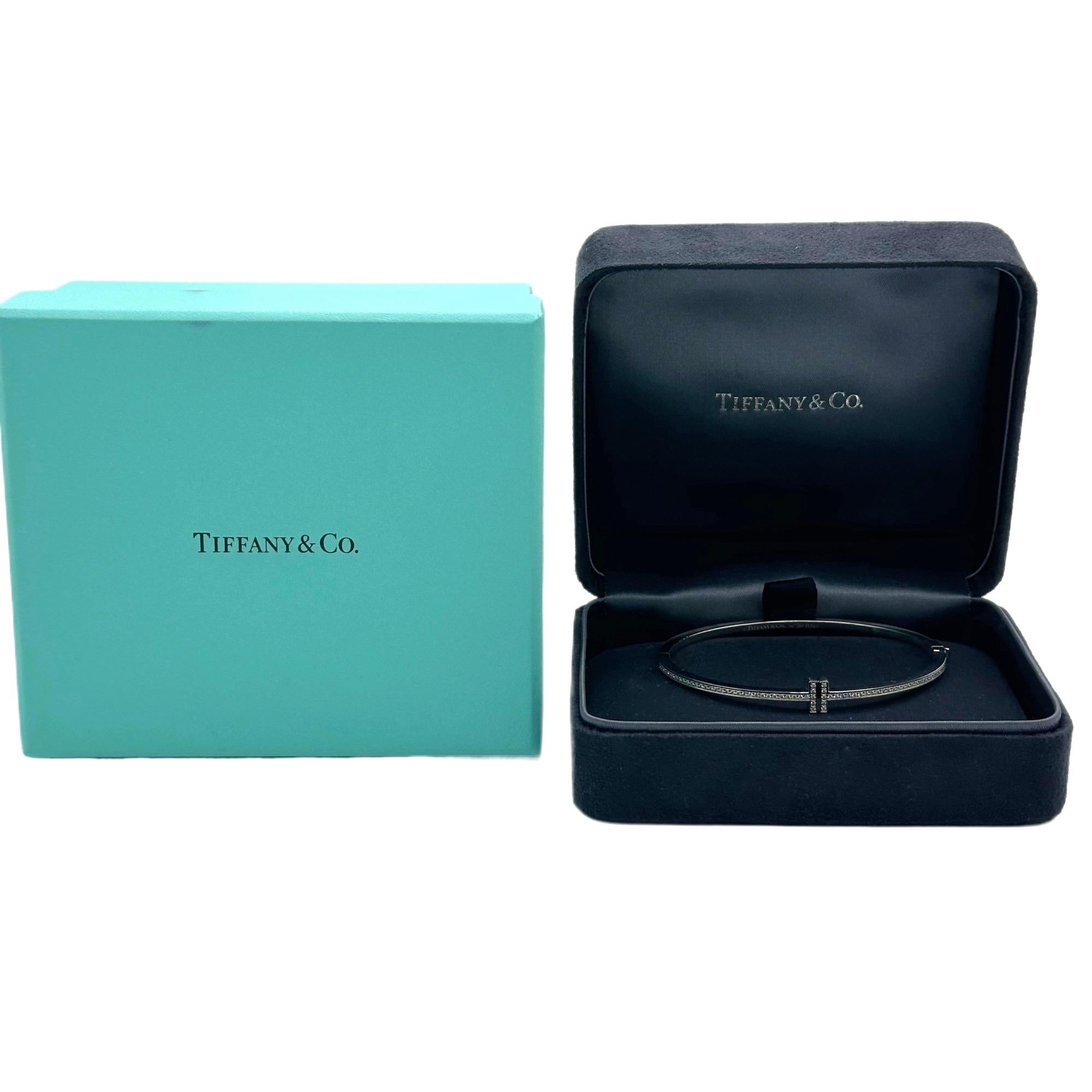 Taille ronde Tiffany & Co. Bracelet à charnière Diamond T en or blanc 18kt en vente