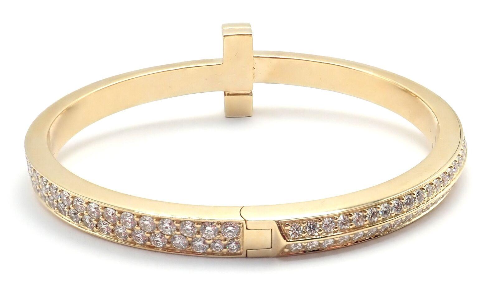 Bracelet à charnière large en or jaune 18k et diamant T1 par Tiffany & Co. 
Avec des diamants ronds et brillants - 3,84ct
Ce bracelet est actuellement indisponible.
Le prix de détail est de 39 000 dollars hors taxes.
Détails : 
Poids : 43.4