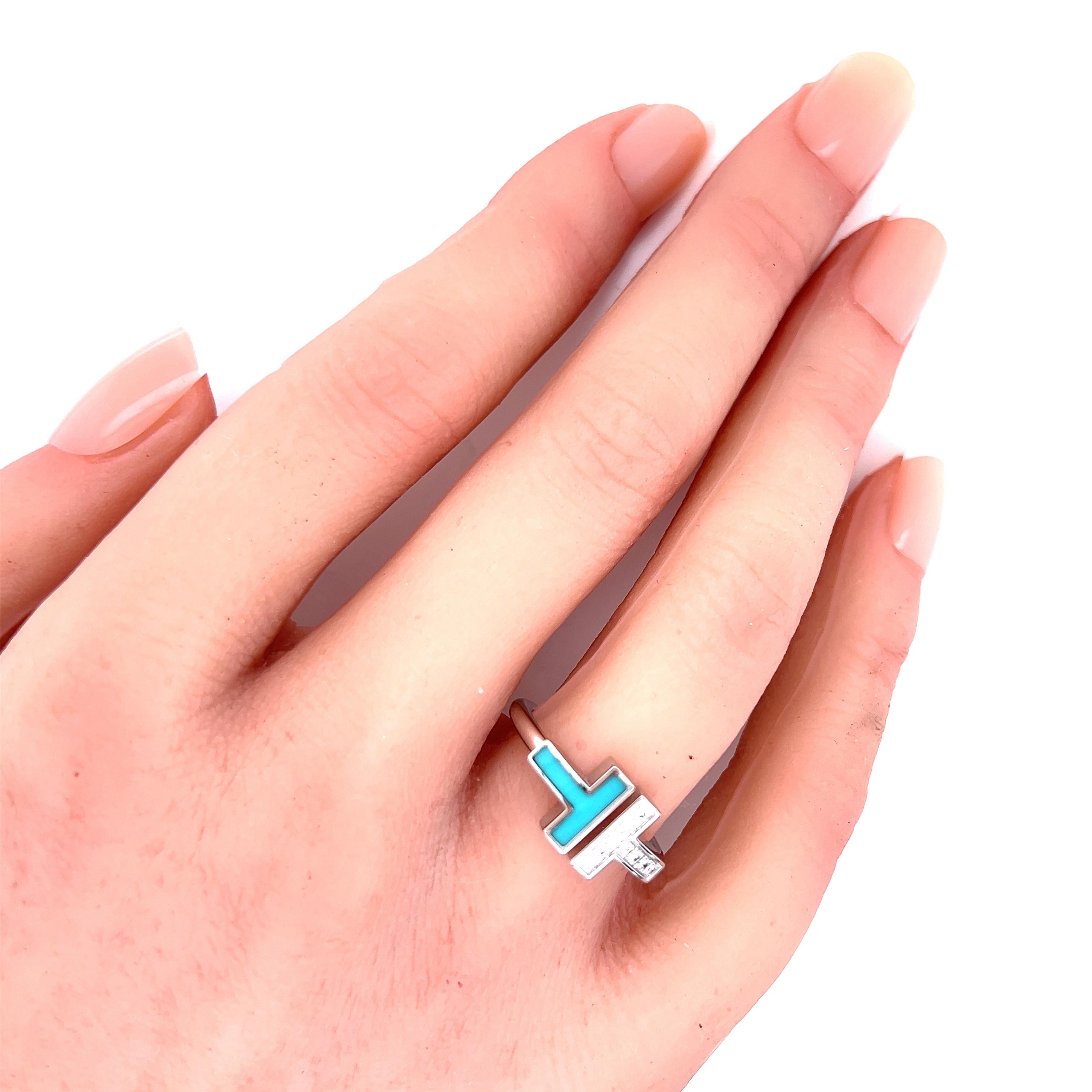 Von Tiffany & Co. Dieser Ring mit Diamanten und Türkisen stammt aus der Tiffany T Collection. Er ist aus 18 Karat Weißgold gefertigt und zeigt ein Doppel-T auf der Vorderseite mit einem offenen Raum in der Mitte. Ein T ist mit Diamanten verziert,