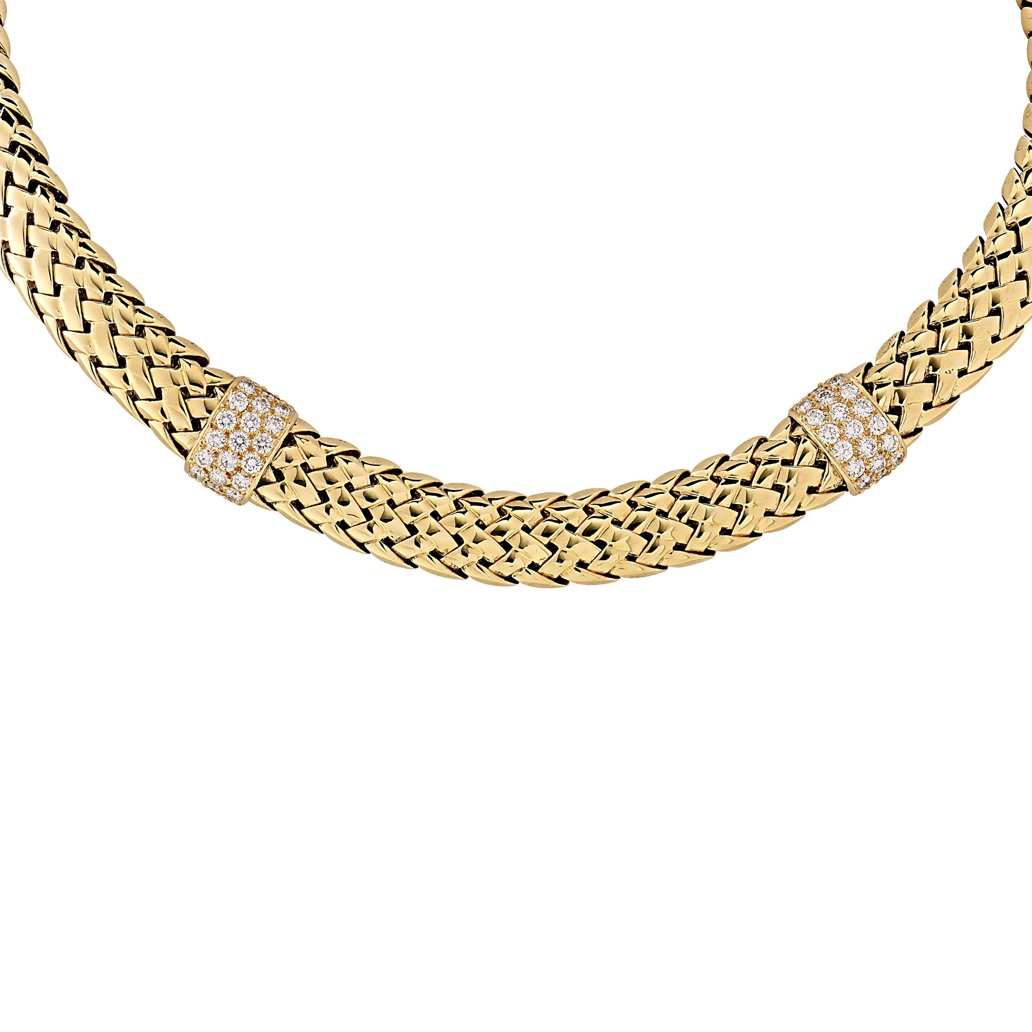 Diese elegante Tiffany & Co. Die Vannerie-Halskette ist ein raffiniertes Beispiel für die zeitlose Handwerkskunst der Marke. Er ist aus 18 Karat Gelbgold gefertigt und verfügt über ein raffiniertes geflochtenes Design, das von zwei Diamanten