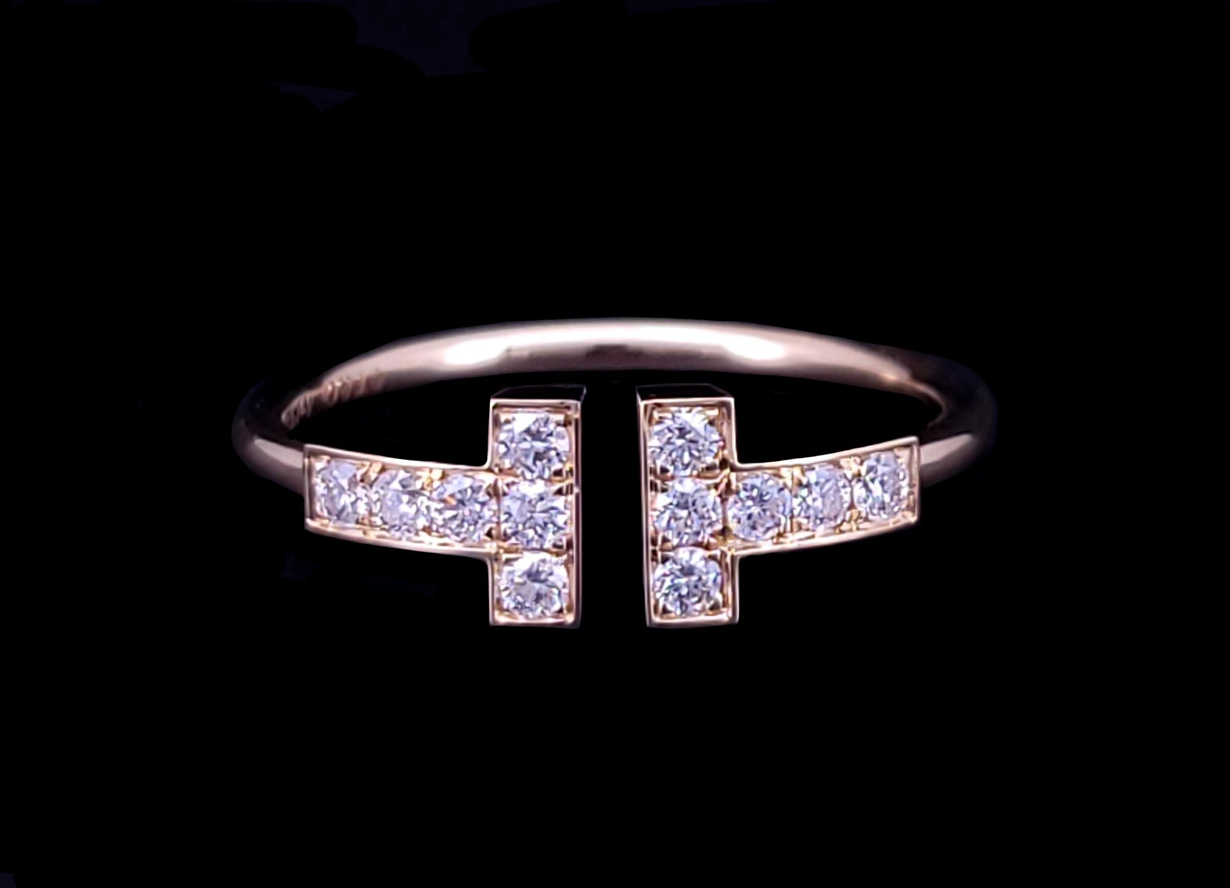 Marque-tiffany & co
Métal Or jaune 18K
Bague taille 7
Poids de l'anneau 2,4 g
Pierre principale : le diamant
Diamants : .13 ctw 
Clarté de Damond : VS
Couleur Garde : E-F 
Excellent état.
Livré avec son coffret tiffany & co
Prix de détail : 2 925 
