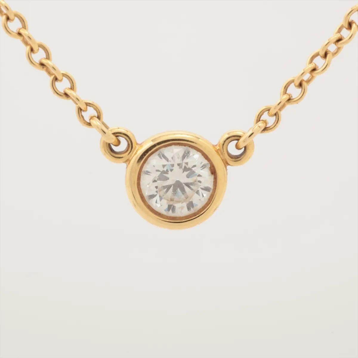 Die Tiffany & Co. Die Diamond by the Yard-Halskette aus Gelbgold hat als elegantes Herzstück einen einzelnen runden Brillanten in Lünettenfassung. Die zarte Kette aus leuchtendem 18-karätigem Gelbgold lenkt die Aufmerksamkeit auf den mittig