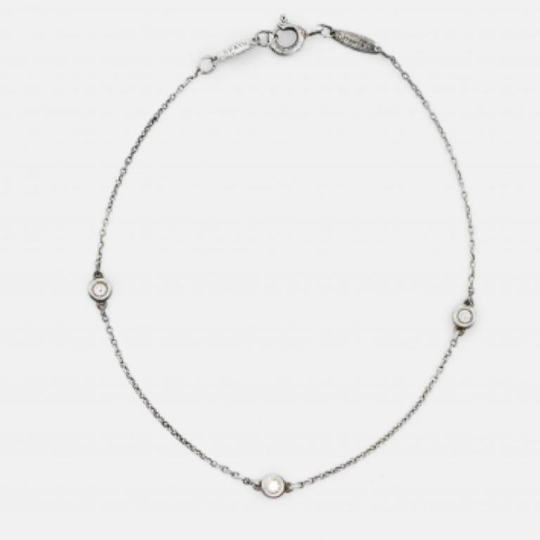 Contempla el encanto atemporal de la colección Tiffany & Co. Pulsera Diamantes por metros. Fabricada en plata de ley, esta exquisita pieza irradia un lujo discreto. Delicadas estaciones de deslumbrantes diamantes adornan con gracia la cadena,