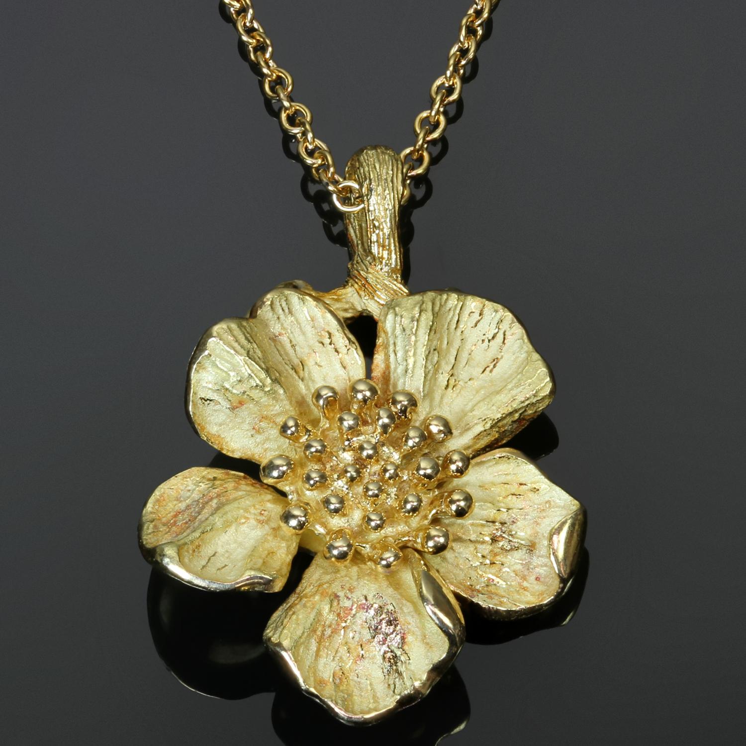 Ce magnifique collier vintage Tiffany & Co. de la collection classique Dogwood présente un pendentif en forme de fleur de cornouiller réalisé en or jaune 18 carats et complété par une chaîne à maillons. Fabriqué aux États-Unis dans les années 1970. 