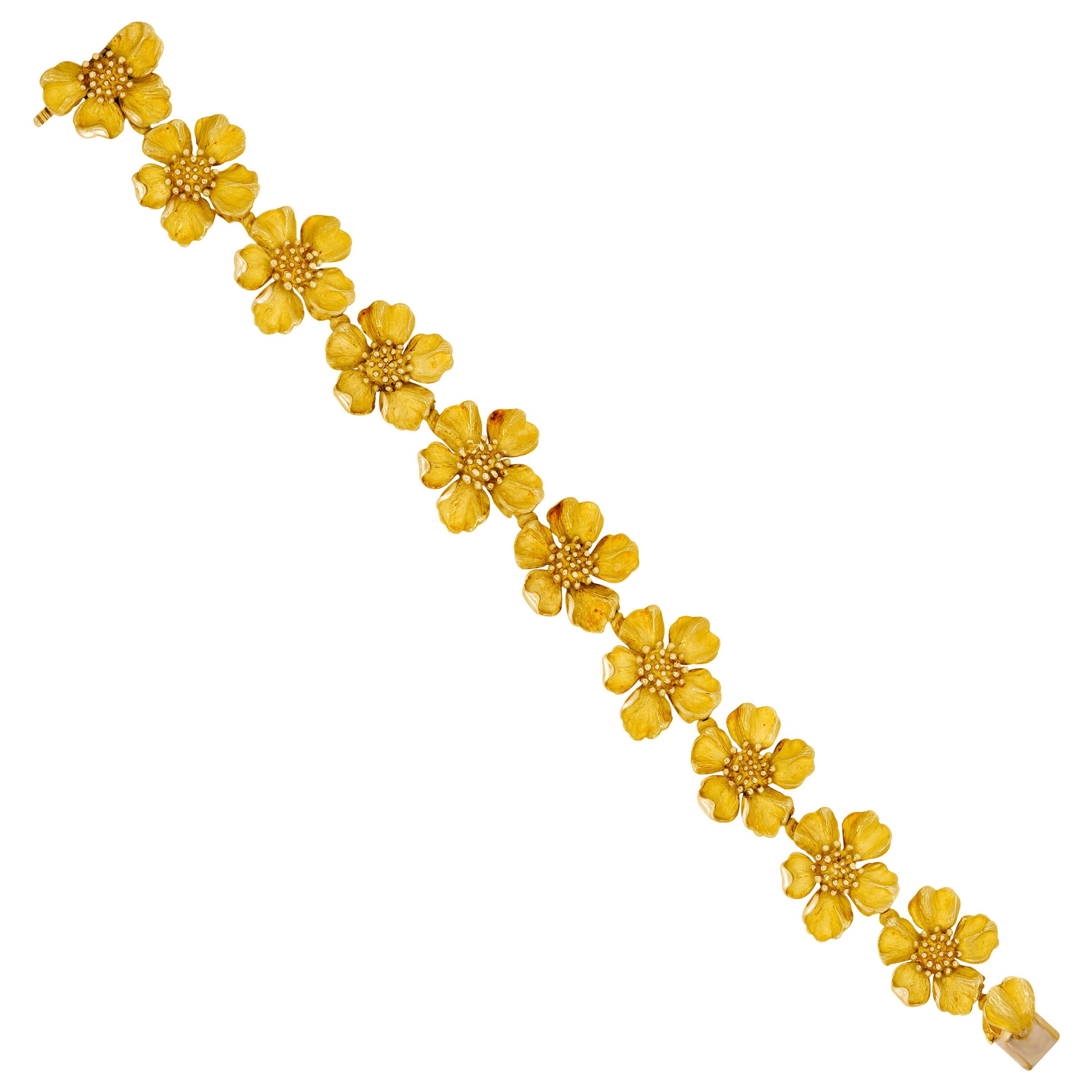 Tiffany & Co. Dogwood Collection 18K Gelbgold Blumengliederarmband

Das seltene und originelle Dogwood-Armband aus massivem 18-karätigem Gelbgold mit glänzendem, hochglänzendem und mattem Finish. Diese Kollektion wurde in den 1980er Jahren im