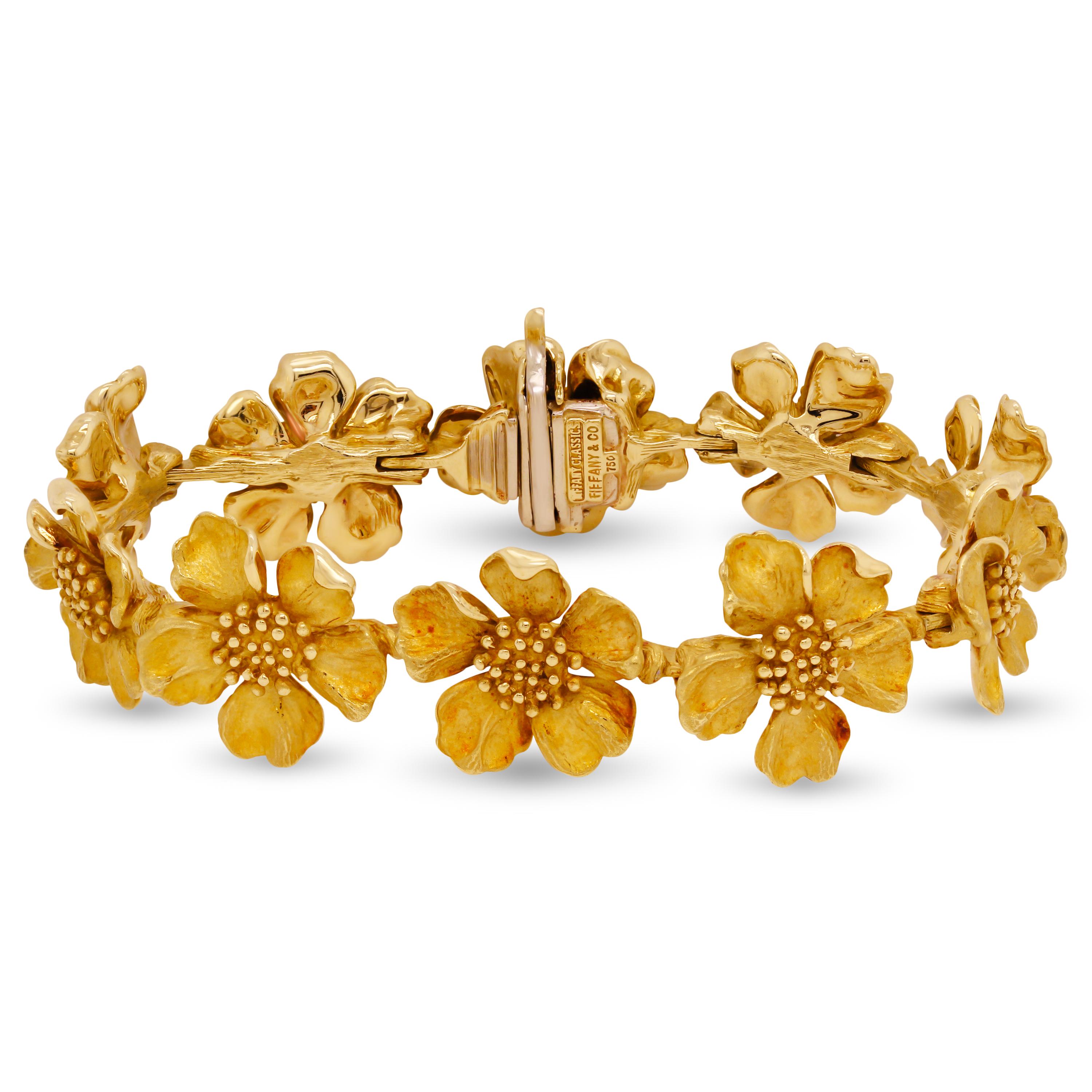Tiffany & Co. Dogwood Collection: 18 Karat Gelbgold Blumengliederarmband im Zustand „Hervorragend“ im Angebot in Boca Raton, FL