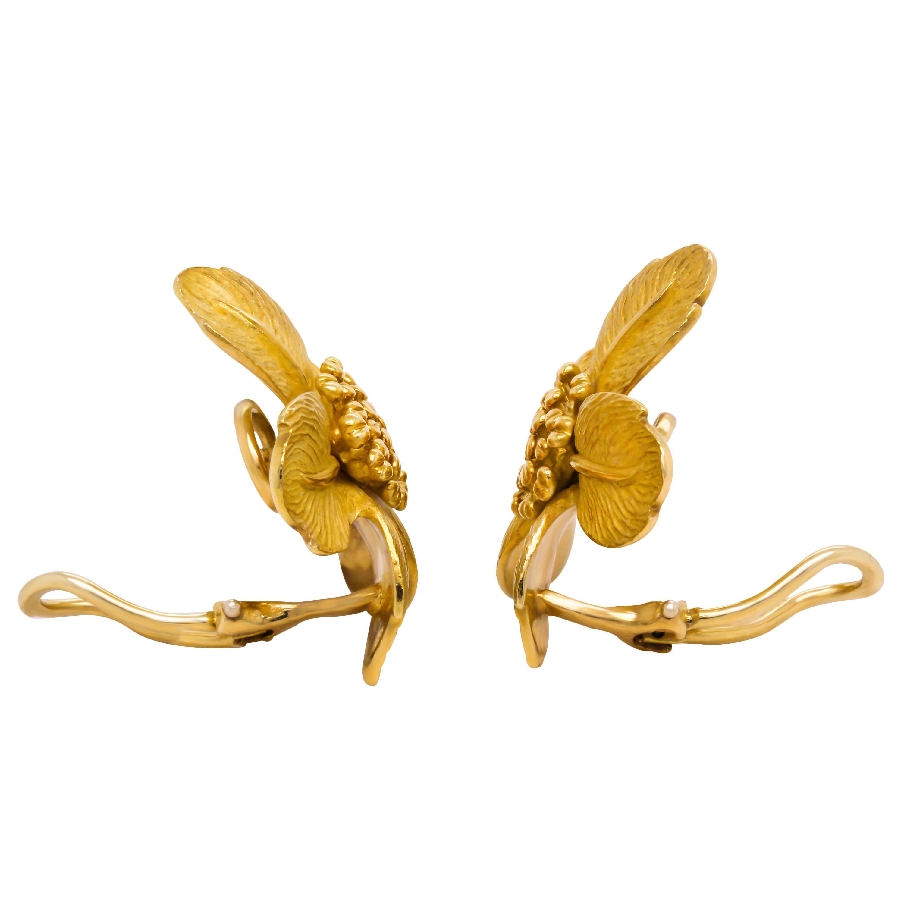 Tiffany & Co. Dogwood Kollektion 18K Gelbgold Große Rosenblumen-Ohrringe

Die seltenen und originellen Dogwood-Ohrringe aus massivem 18-karätigem Gelbgold mit glänzendem, hochglänzendem und mattem Finish. Diese Kollektion wurde in den 1980er Jahren